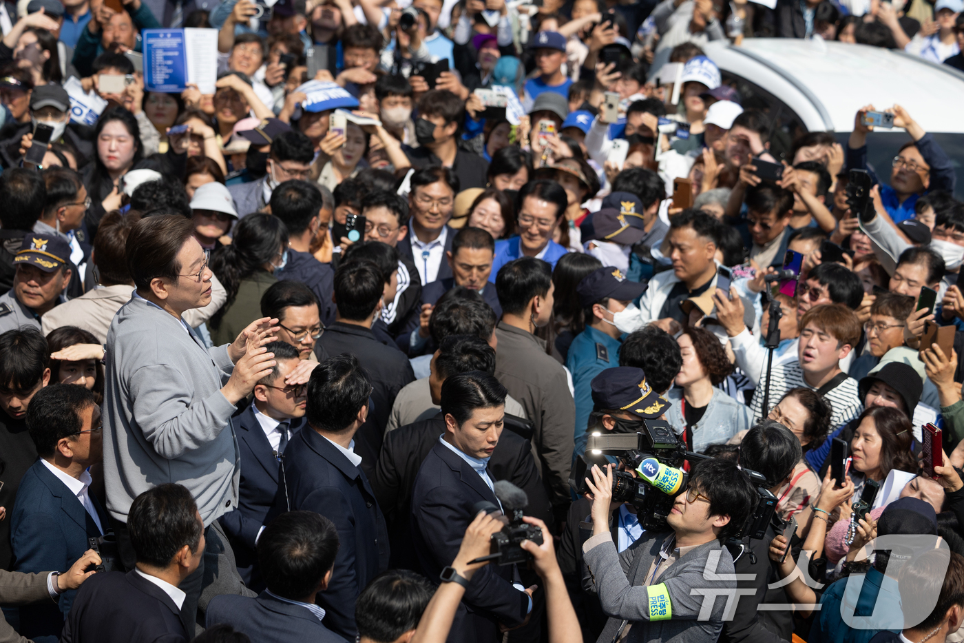 (영암=뉴스1) 이재명 기자 = 경청투어에 나선 이재명 더불어민주당 대통령 후보가 11일 오후 전남 영암군 독천낙지거리에서 연설을 하고 있다. 2025.5.11/뉴스1