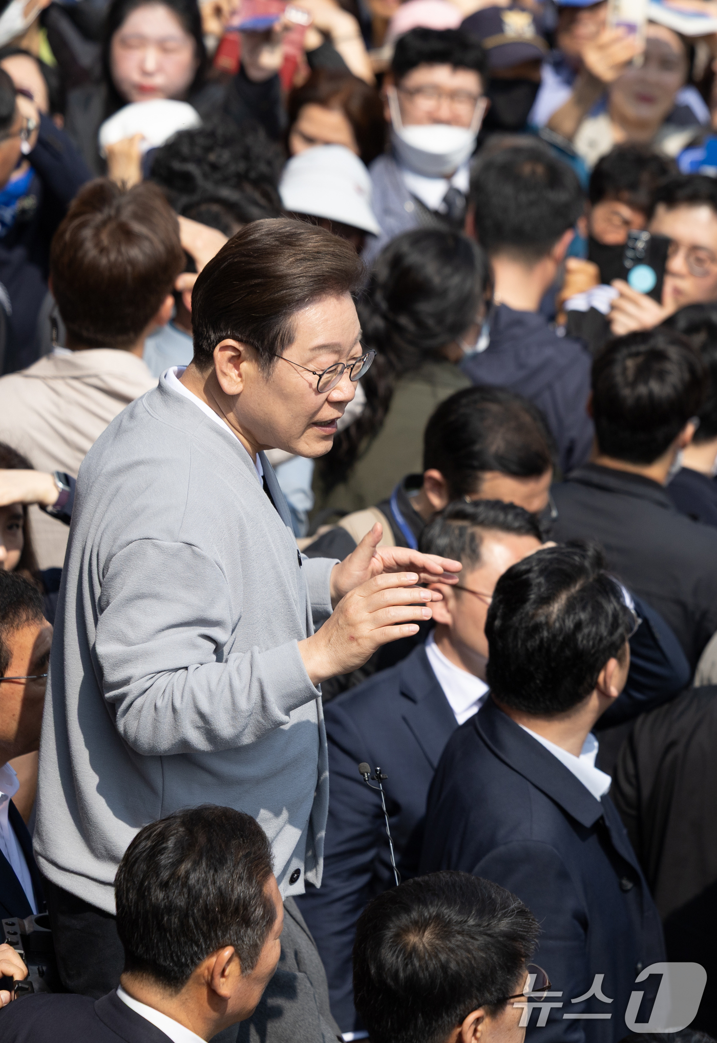 (영암=뉴스1) 이재명 기자 = 경청투어에 나선 이재명 더불어민주당 대통령 후보가 11일 오후 전남 영암군 독천낙지거리에서 연설을 하고 있다. 2025.5.11/뉴스1