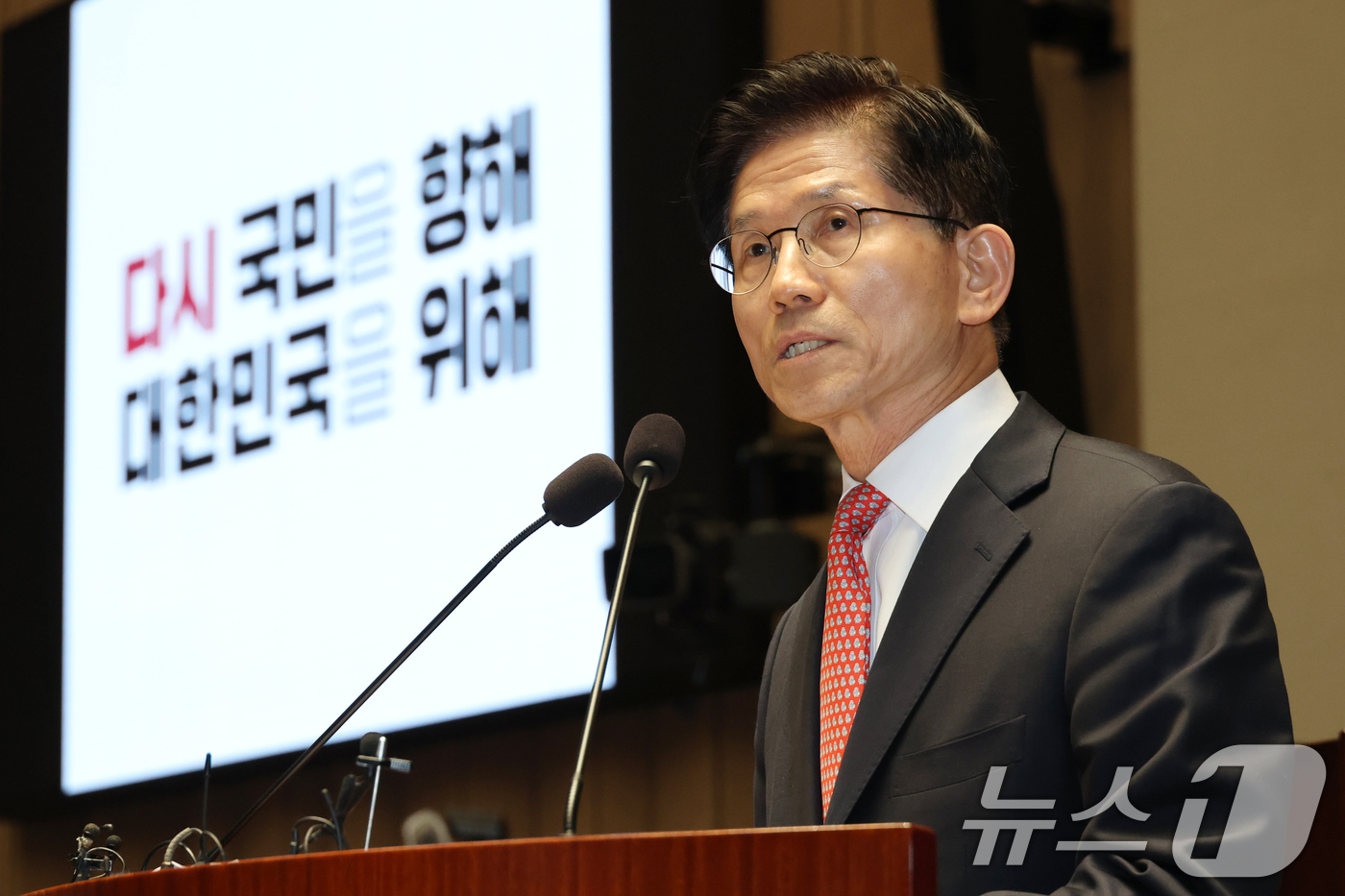 (서울=뉴스1) 이광호 기자 = 김문수 국민의힘 대통령 후보가 11일 오후 서울 여의도 국회에서 열린 의원총회에서 인사말을 하고 있다.  2025.5.11/뉴스1