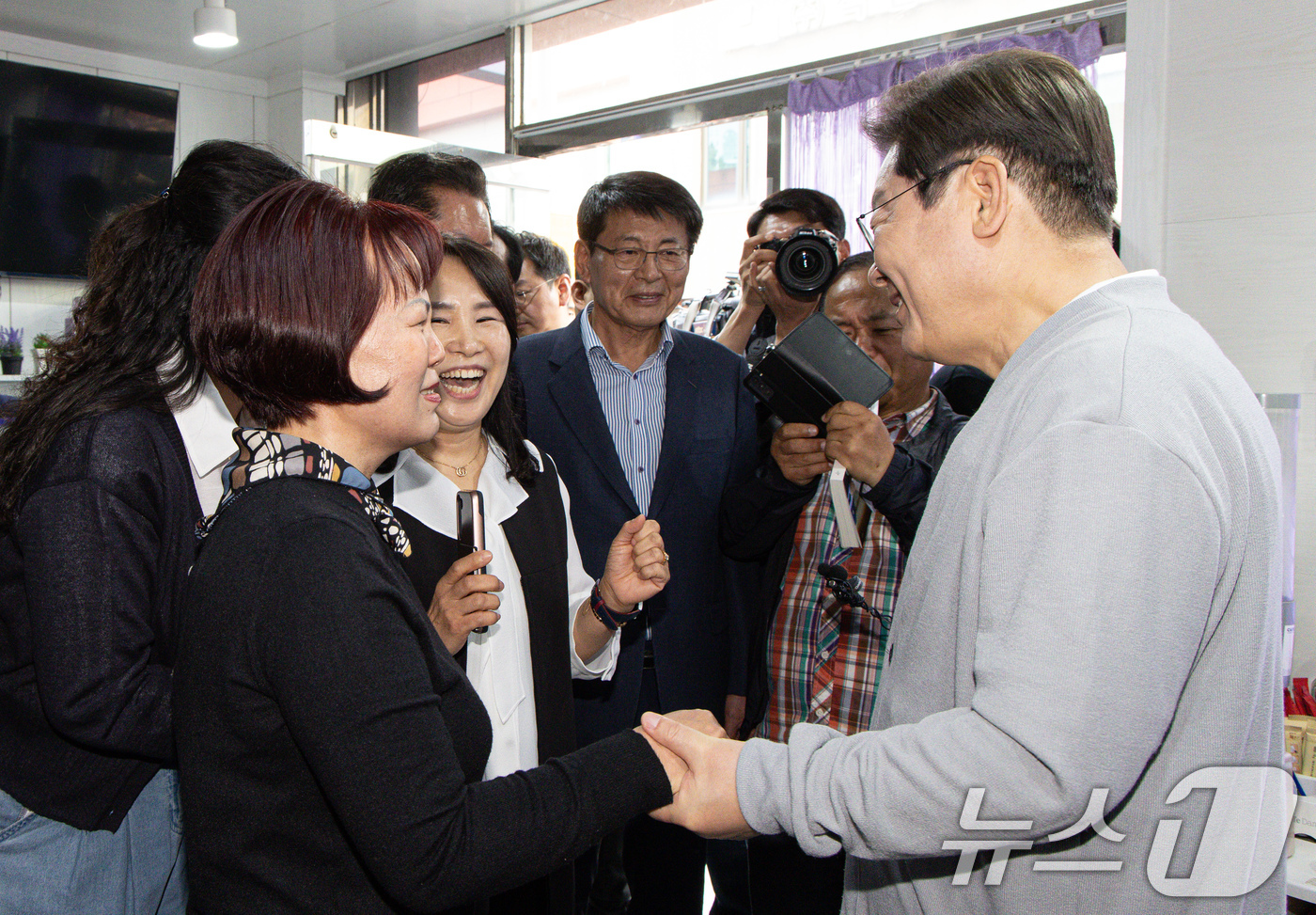 (영암=뉴스1) 이재명 기자 = 경청투어에 나선 이재명 더불어민주당 대통령 후보가 11일 오후 전남 영암군 독천낙지거리에 위치한 미용실을 찾아 상인들과 대화를 하고 있다. 2025 …