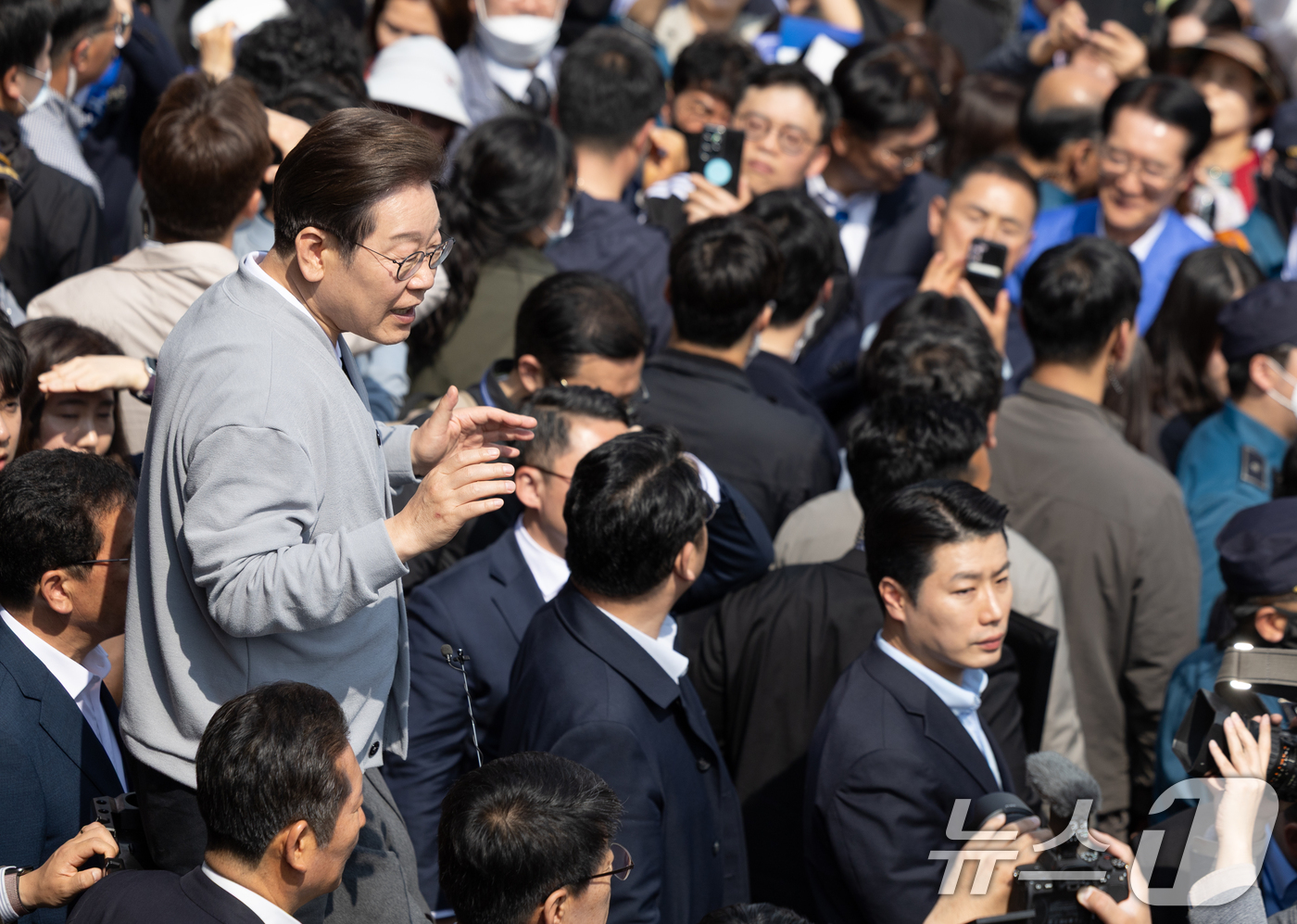 (영암=뉴스1) 이재명 기자 = 경청투어에 나선 이재명 더불어민주당 대통령 후보가 11일 오후 전남 영암군 독천낙지거리에서 연설을 하고 있다. 2025.5.11/뉴스1