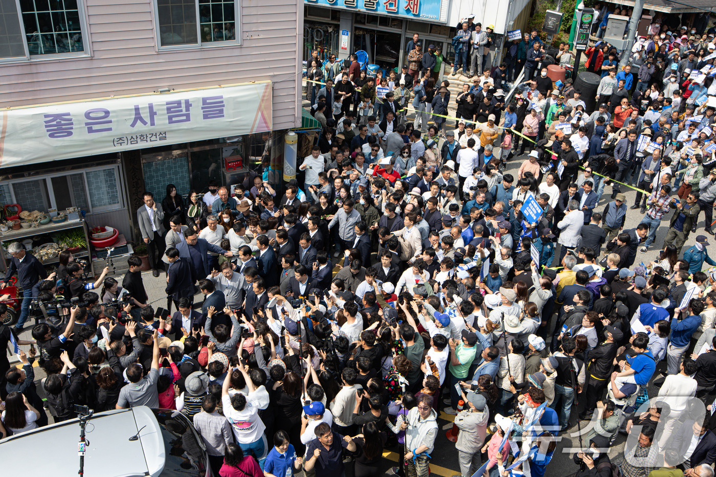 (영암=뉴스1) 이재명 기자 = 경청투어에 나선 이재명 더불어민주당 대통령 후보가 11일 오후 전남 영암군 독천낙지거리에서 시민들에게 인사하고 있다. 2025.5.11/뉴스1