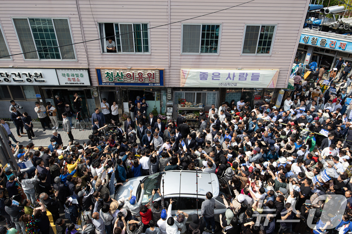 (영암=뉴스1) 이재명 기자 = 경청투어에 나선 이재명 더불어민주당 대통령 후보가 11일 오후 전남 영암군 독천낙지거리에서 시민들과 인사를 나누고 있다. 2025.5.11/뉴스1