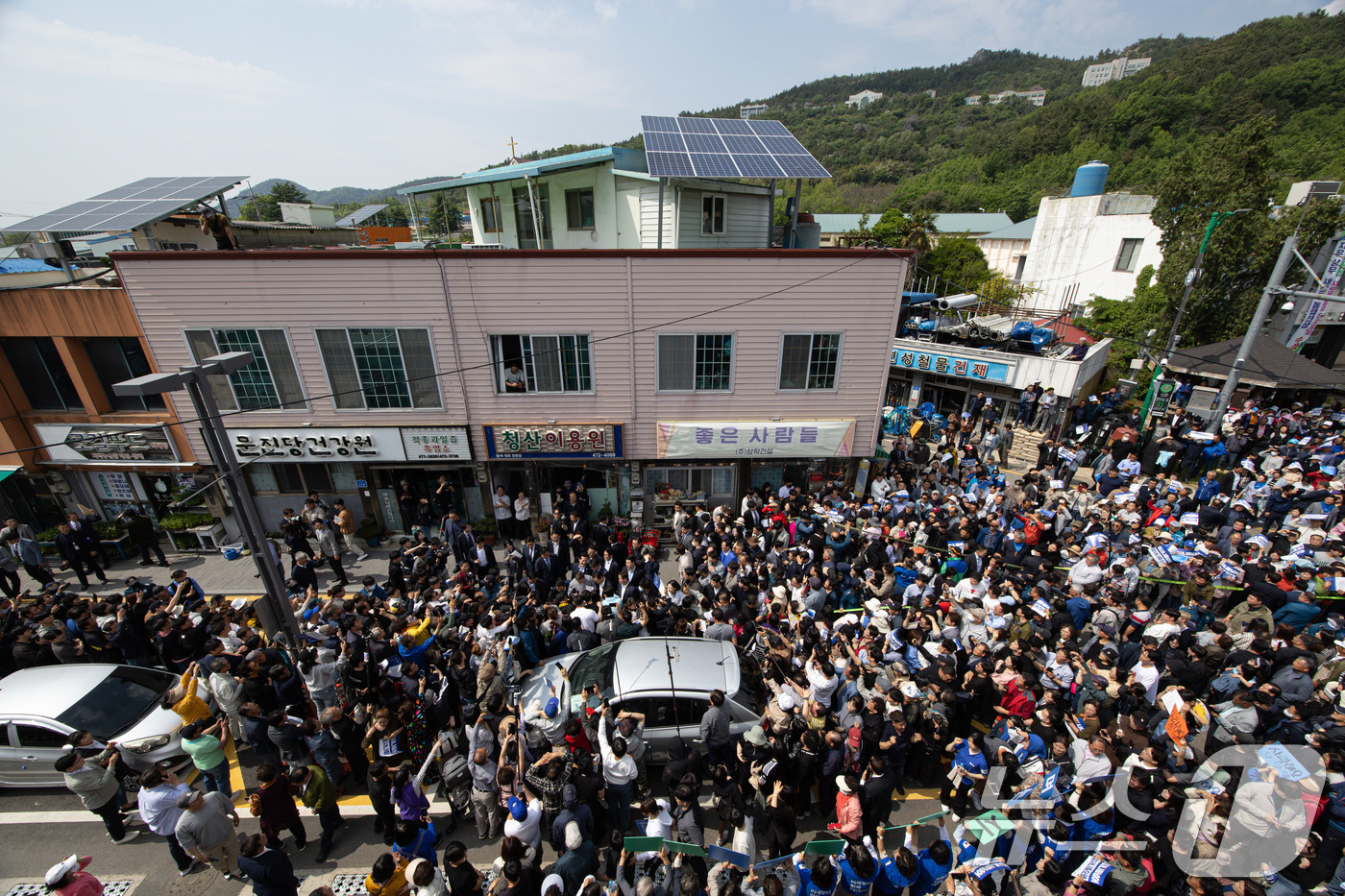 (영암=뉴스1) 이재명 기자 = 경청투어에 나선 이재명 더불어민주당 대통령 후보가 11일 오후 전남 영암군 독천낙지거리에서 시민들과 인사를 나누고 있다. 2025.5.11/뉴스1