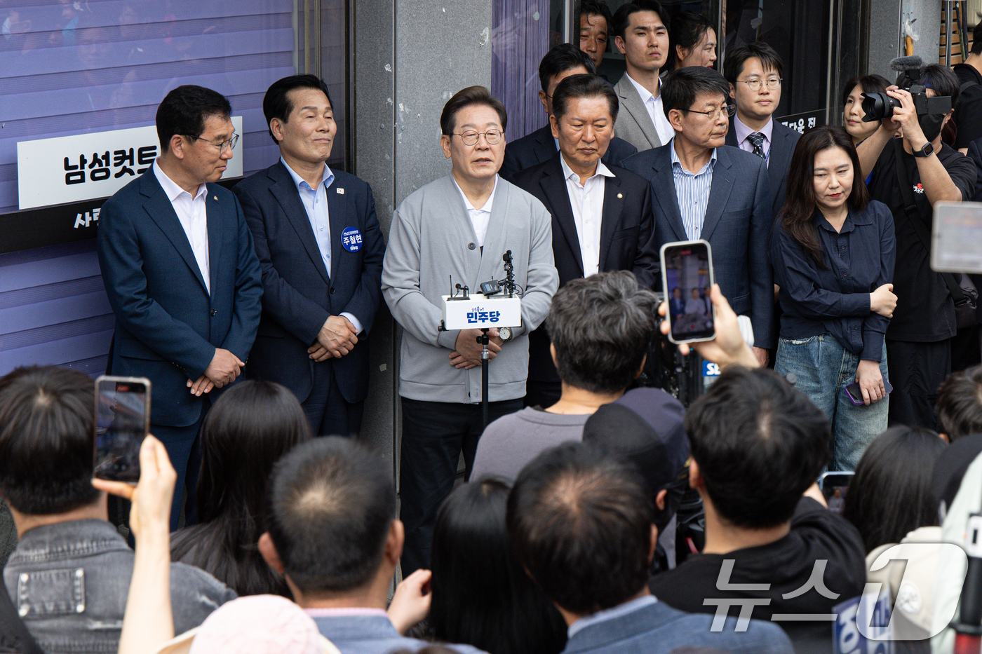 (영암=뉴스1) 이재명 기자 = 경청투어에 나선 이재명 더불어민주당 대통령 후보가 11일 오후 전남 영암군 독천낙지거리에서 백브리핑을 하고 있다. 2025.5.11/뉴스1