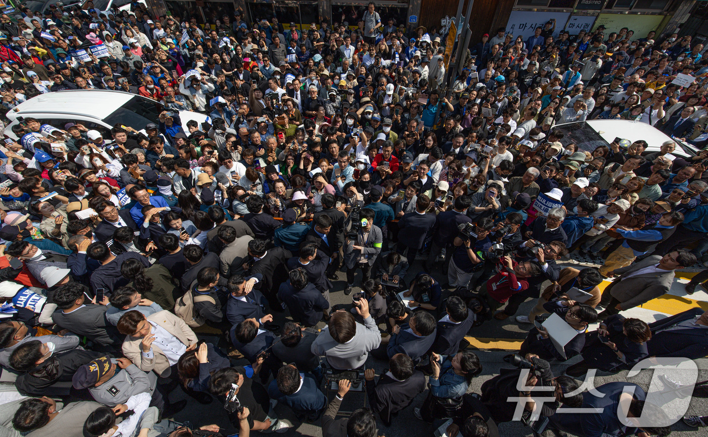 (영암=뉴스1) 이재명 기자 = 경청투어에 나선 이재명 더불어민주당 대통령 후보가 11일 오후 전남 영암군 독천낙지거리에서 연설을 하고 있다. 2025.5.11/뉴스1