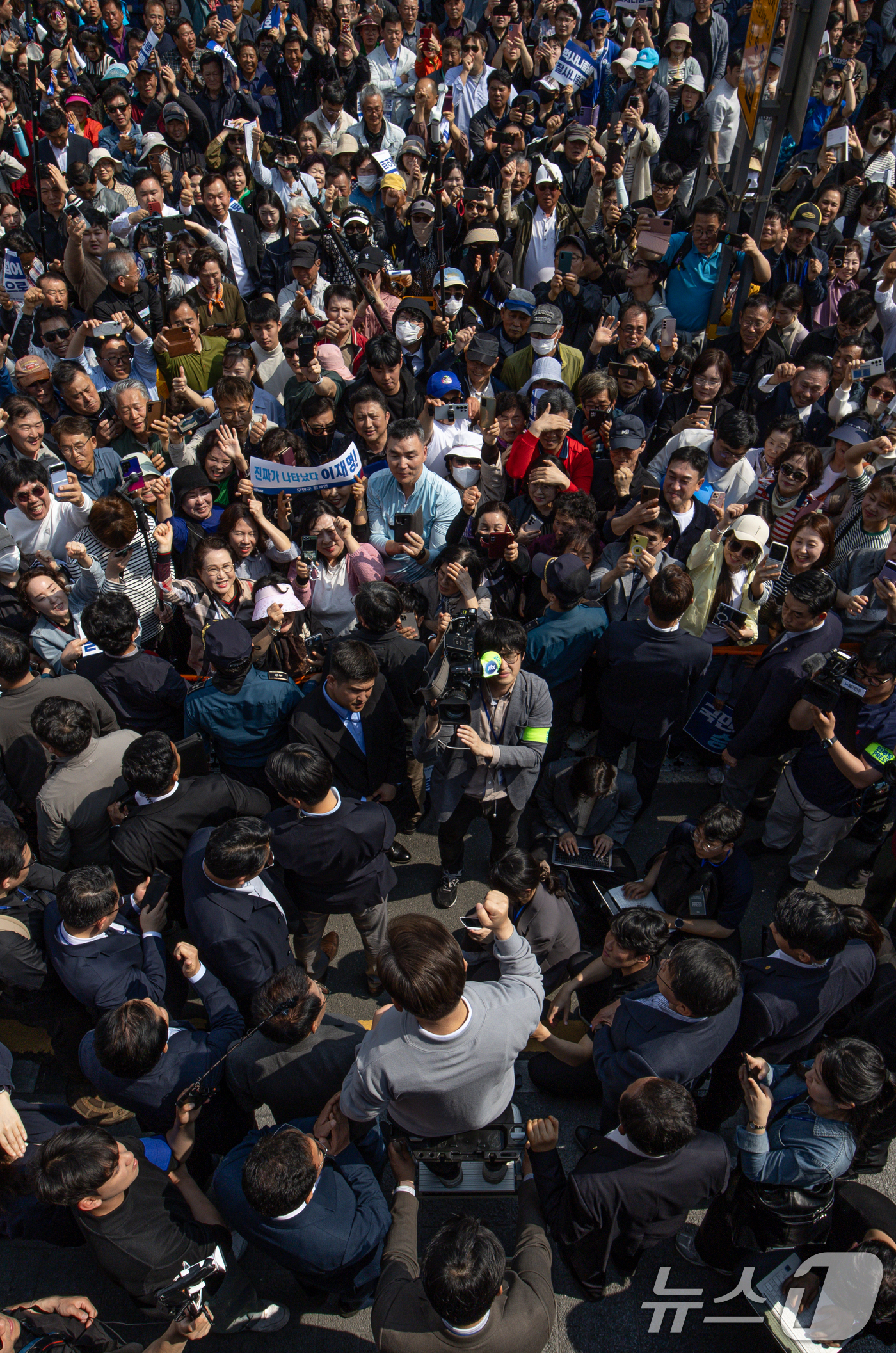 (영암=뉴스1) 이재명 기자 = 경청투어에 나선 이재명 더불어민주당 대통령 후보가 11일 오후 전남 영암군 독천낙지거리에서 연설을 하고 있다. 2025.5.11/뉴스1