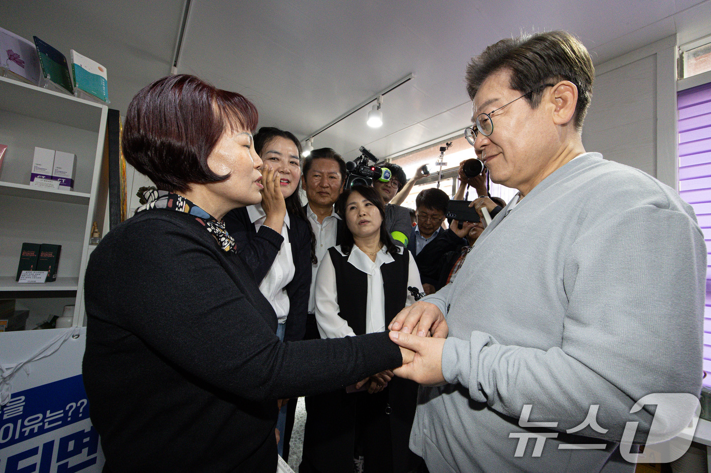 (영암=뉴스1) 이재명 기자 = 경청투어에 나선 이재명 더불어민주당 대통령 후보가 11일 오후 전남 영암군 독천낙지거리에 위치한 미용실을 찾아 상인들과 대화를 하고 있다. 2025 …