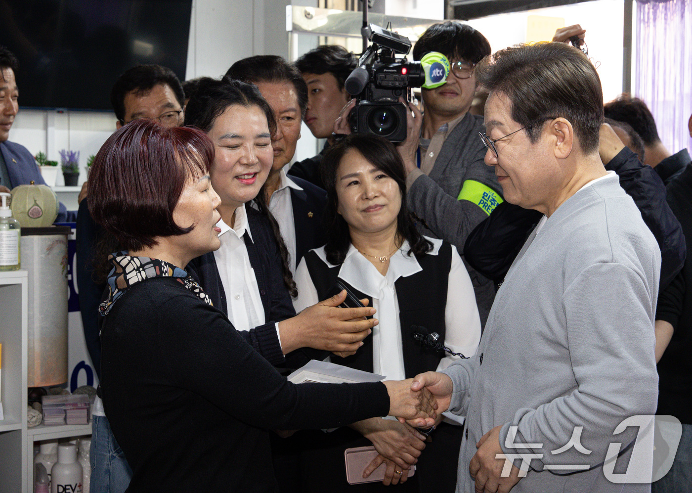 (영암=뉴스1) 이재명 기자 = 경청투어에 나선 이재명 더불어민주당 대통령 후보가 11일 오후 전남 영암군 독천낙지거리에 위치한 미용실을 찾아 상인들과 대화를 하고 있다. 2025 …