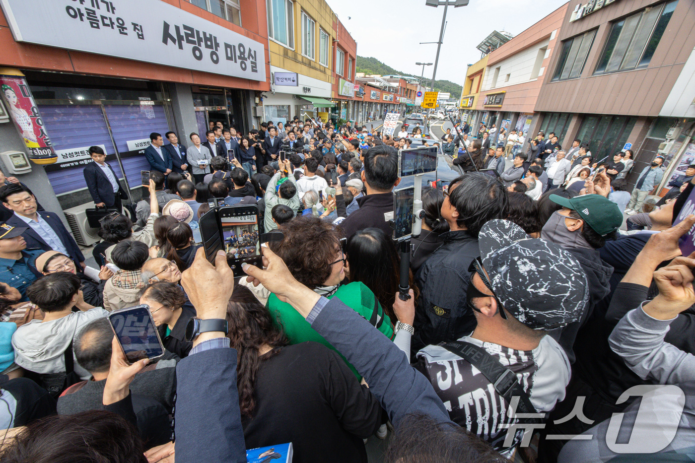 (영암=뉴스1) 이재명 기자 = 경청투어에 나선 이재명 더불어민주당 대통령 후보가 11일 오후 전남 영암군 독천낙지거리에서 백브리핑을 하고 있다. 2025.5.11/뉴스1