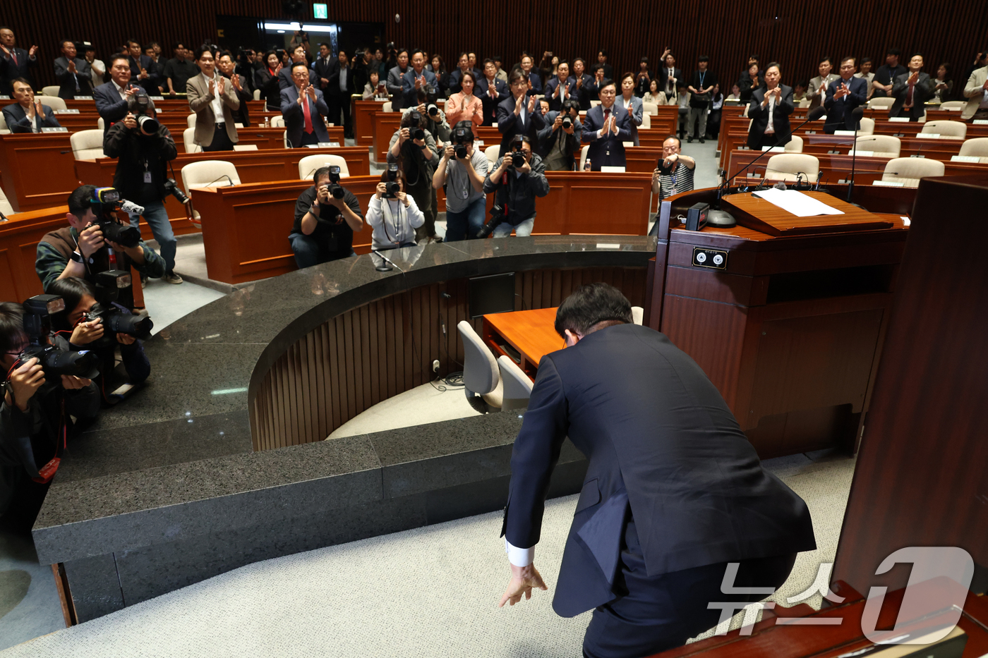 (서울=뉴스1) 이광호 기자 = 김문수 국민의힘 대통령 후보가 11일 오후 서울 여의도 국회에서 열린 의원총회에서 “국민의힘 대선 후보로서 나 역시 더 넓게 품지 못했던 점에 대해 …