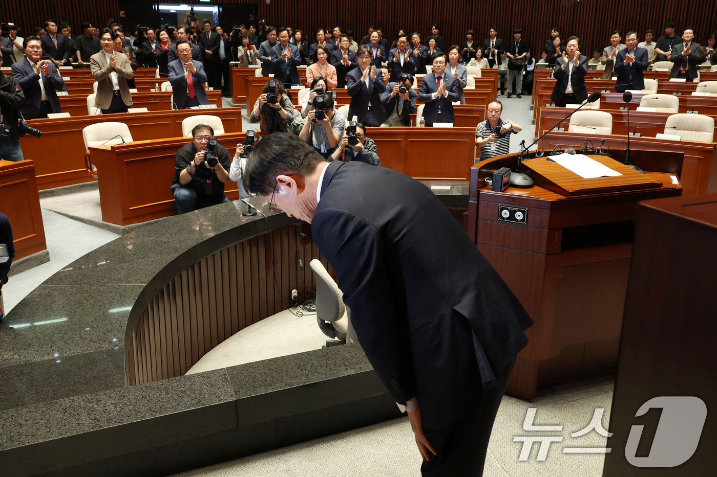 (서울=뉴스1) 이광호 기자 = 김문수 국민의힘 대통령 후보가 11일 오후 서울 여의도 국회에서 열린 의원총회에서 “국민의힘 대선 후보로서 나 역시 더 넓게 품지 못했던 점에 대해 …