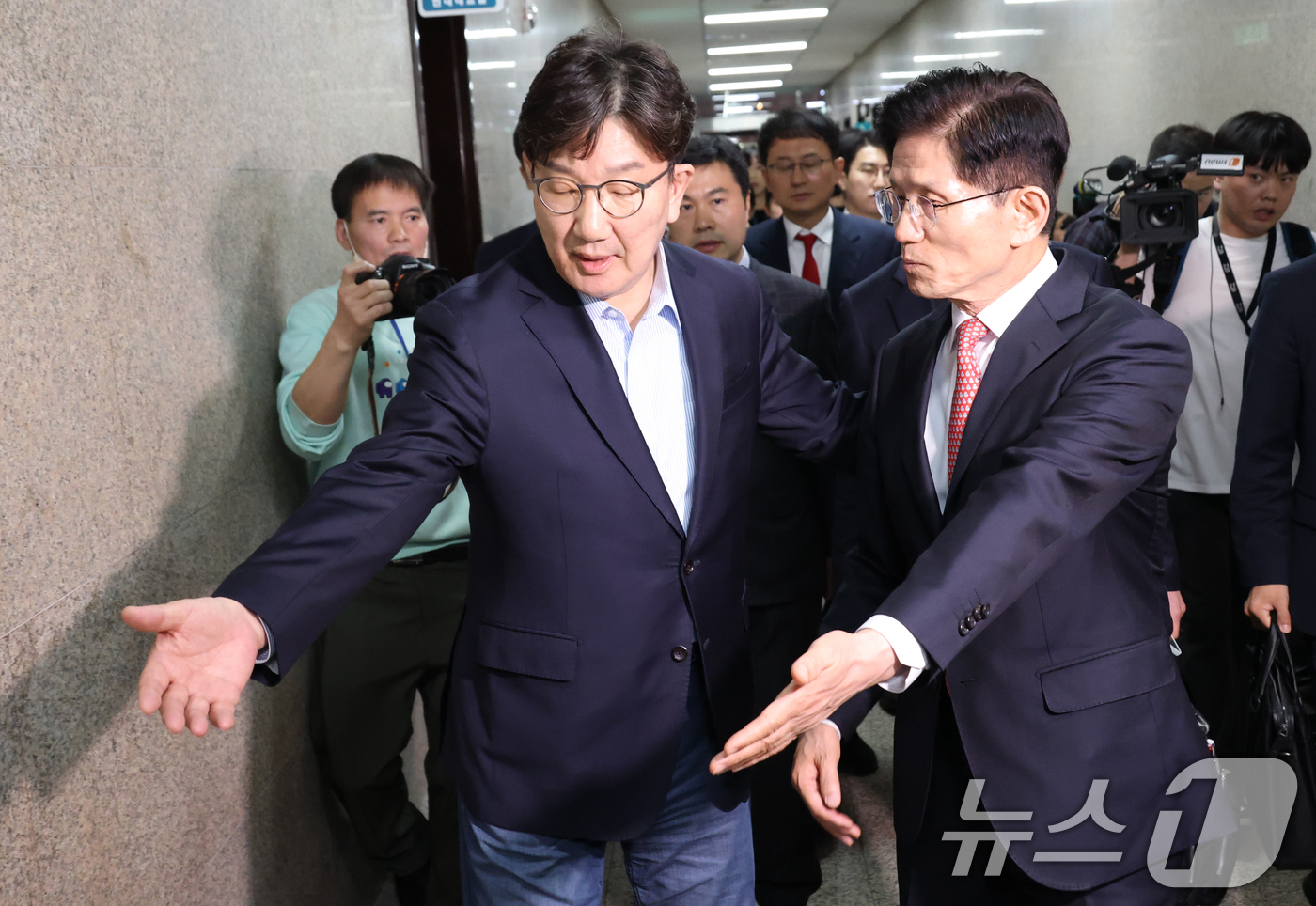 (서울=뉴스1) 이광호 기자 = 김문수 국민의힘 대통령 후보와 권성동 원내대표가 11일 오후 서울 여의도 국회에서 열린 의원총회를 마치고 원내대표실로 들어가고 있다. 2025.5. …