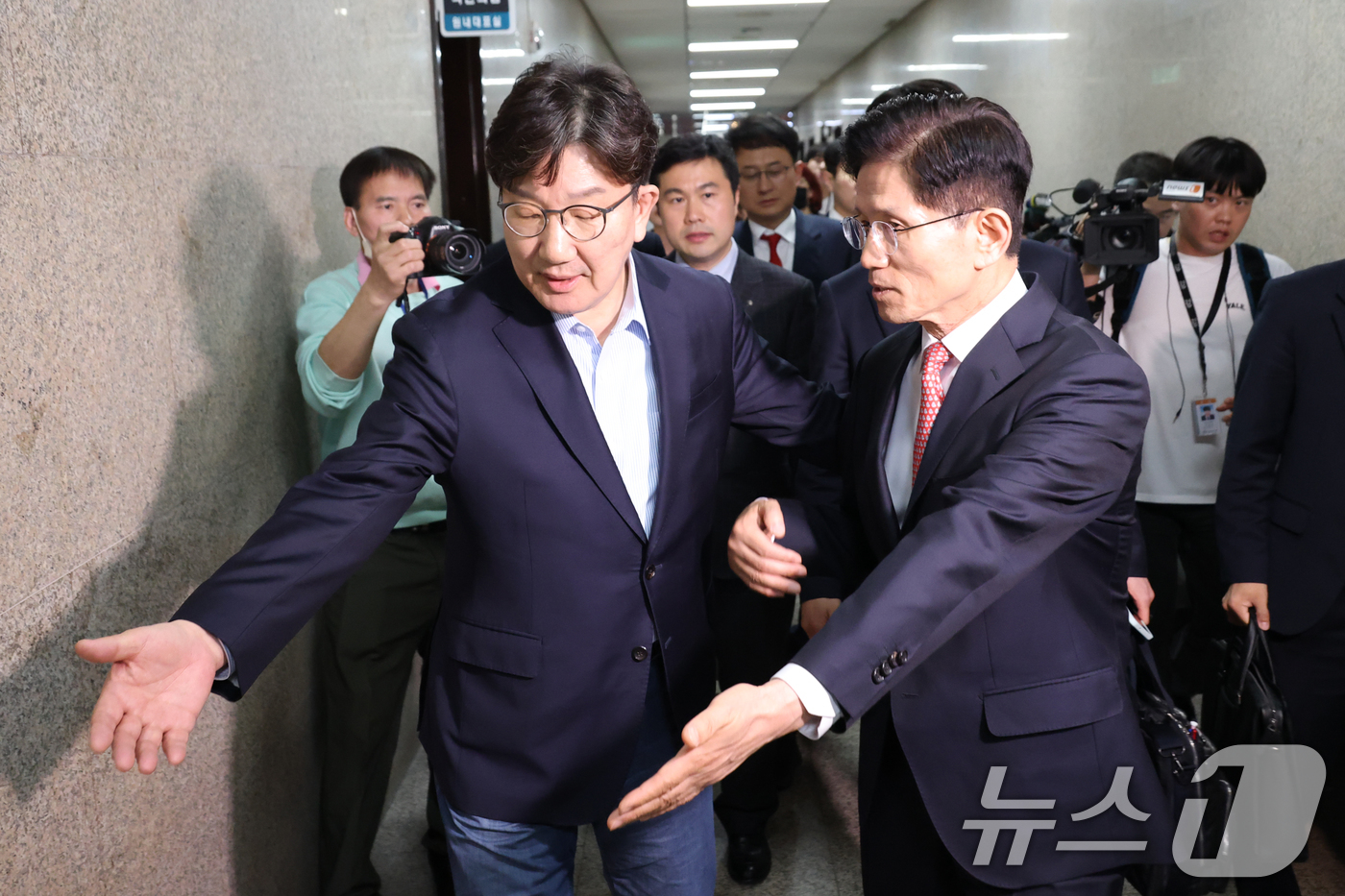 (서울=뉴스1) 이광호 기자 = 김문수 국민의힘 대통령 후보와 권성동 원내대표가 11일 오후 서울 여의도 국회에서 열린 의원총회를 마치고 원내대표실로 들어가고 있다. 2025.5. …