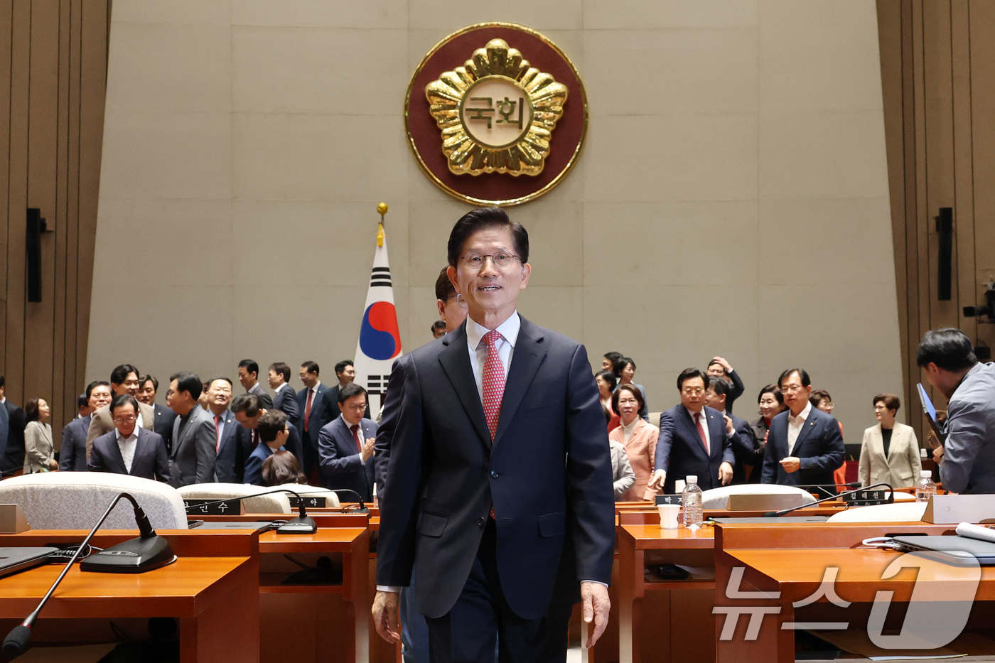 (서울=뉴스1) 이광호 기자 = 김문수 국민의힘 대통령 후보가 11일 오후 서울 여의도 국회에서 열린 의원총회를 마치고 의총장을 나서고 있다. 2025.5.11/뉴스1