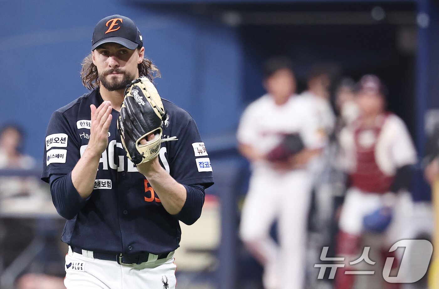 본문 이미지 - 11일 서울 구로구 고척스카이돔에서 열린 '2025 신한 SOL뱅크 KBO리그' 한화 이글스와 키움 히어로즈의 경기, 한화 선발 와이스가 8회까지 무실점으로 역투를 펼친 후 더그아웃으로 향하며 박수치고 있다. 2025.5.11/뉴스1 ⓒ News1 김성진 기자