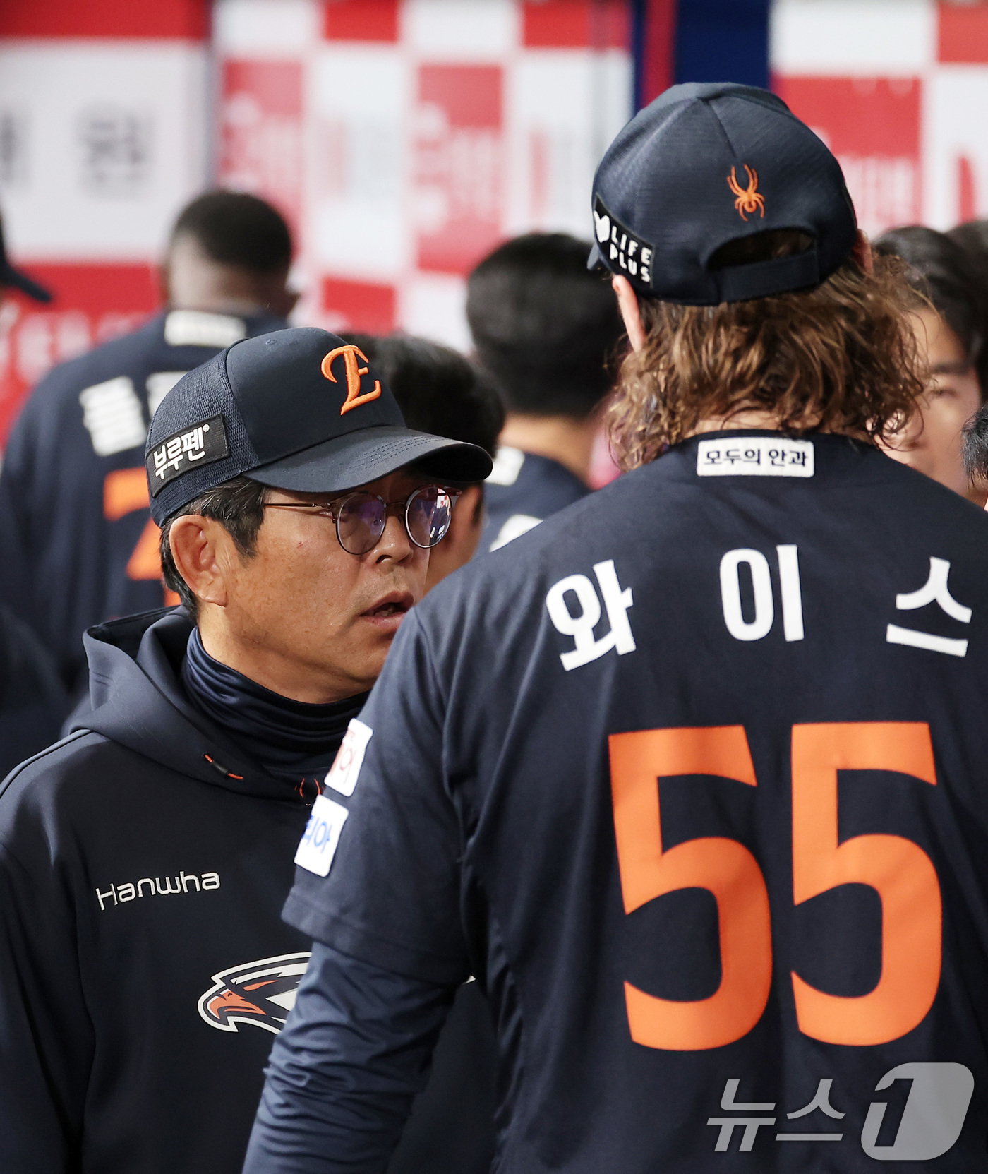 (서울=뉴스1) 김성진 기자 = 11일 서울 구로구 고척스카이돔에서 열린 '2025 신한 SOL뱅크 KBO리그' 한화 이글스와 키움 히어로즈의 경기, 한화 양상문 투수코치가 8회말 …