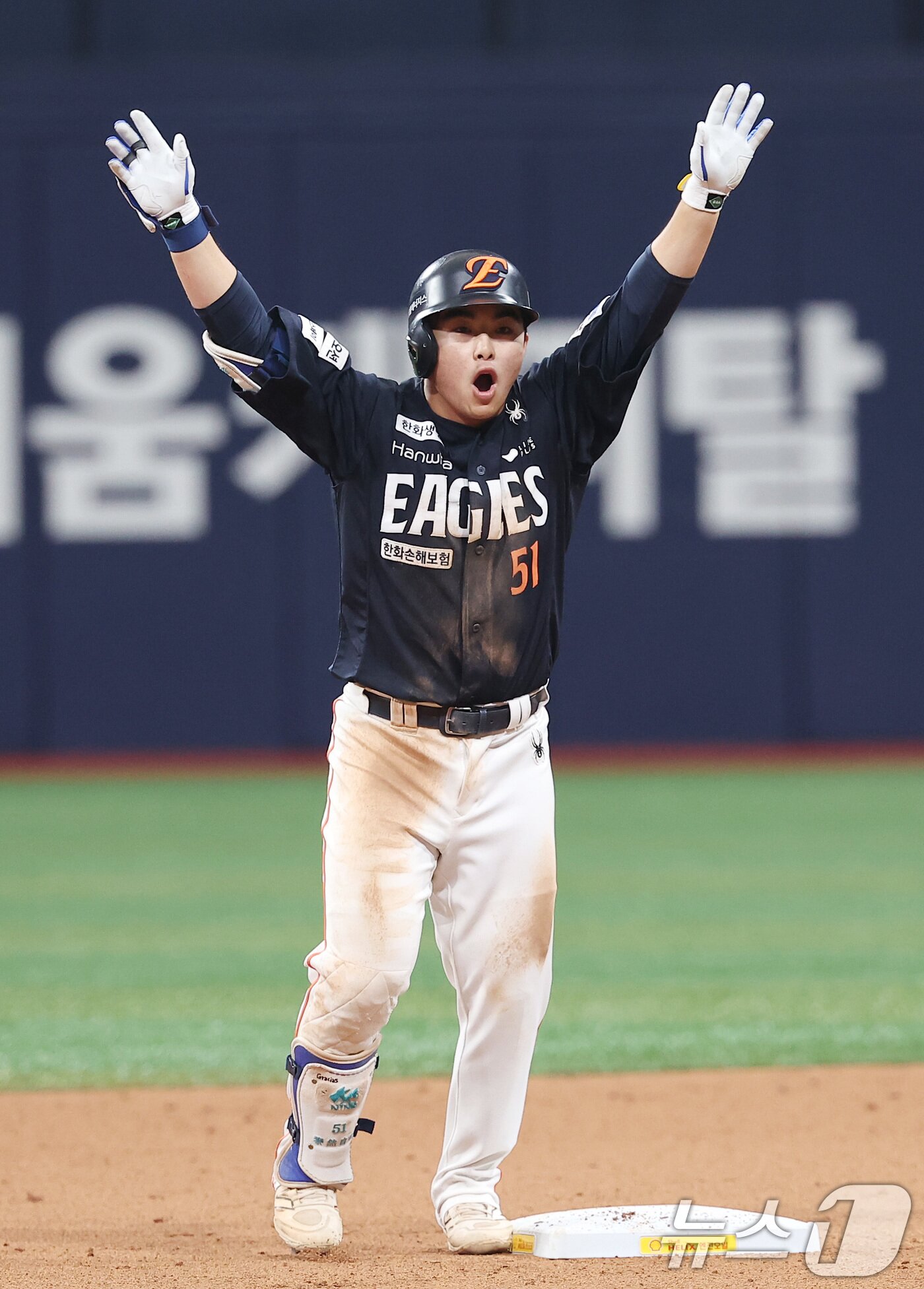 본문 이미지 - 11일 서울 구로구 고척스카이돔에서 열린 &#39;2025 신한 SOL뱅크 KBO리그&#39; 한화 이글스와 키움 히어로즈의 경기, 한화 문현빈이 9회초 1사 2루 상황에서 1타점 2루타를 친 후 세리머니를 하고 있다. 2025.5.11/뉴스1 ⓒ News1 김성진 기자