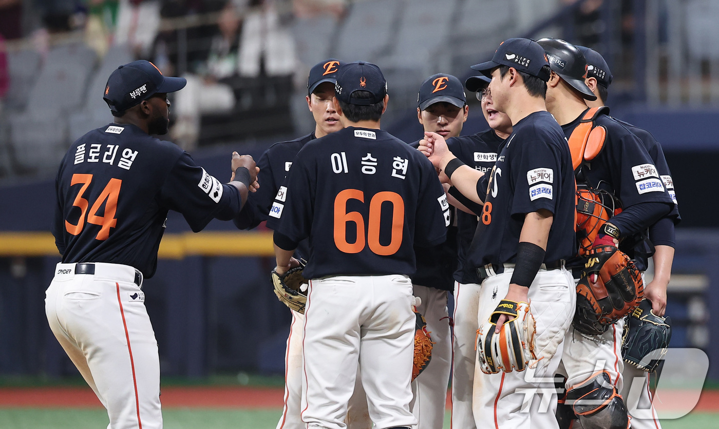 (서울=뉴스1) 김성진 기자 = 한화 선수들이 11일 서울 구로구 고척스카이돔에서 열린 '2025 신한 SOL뱅크 KBO리그' 한화 이글스와 키움 히어로즈의 경기에서 8-0으로 승 …