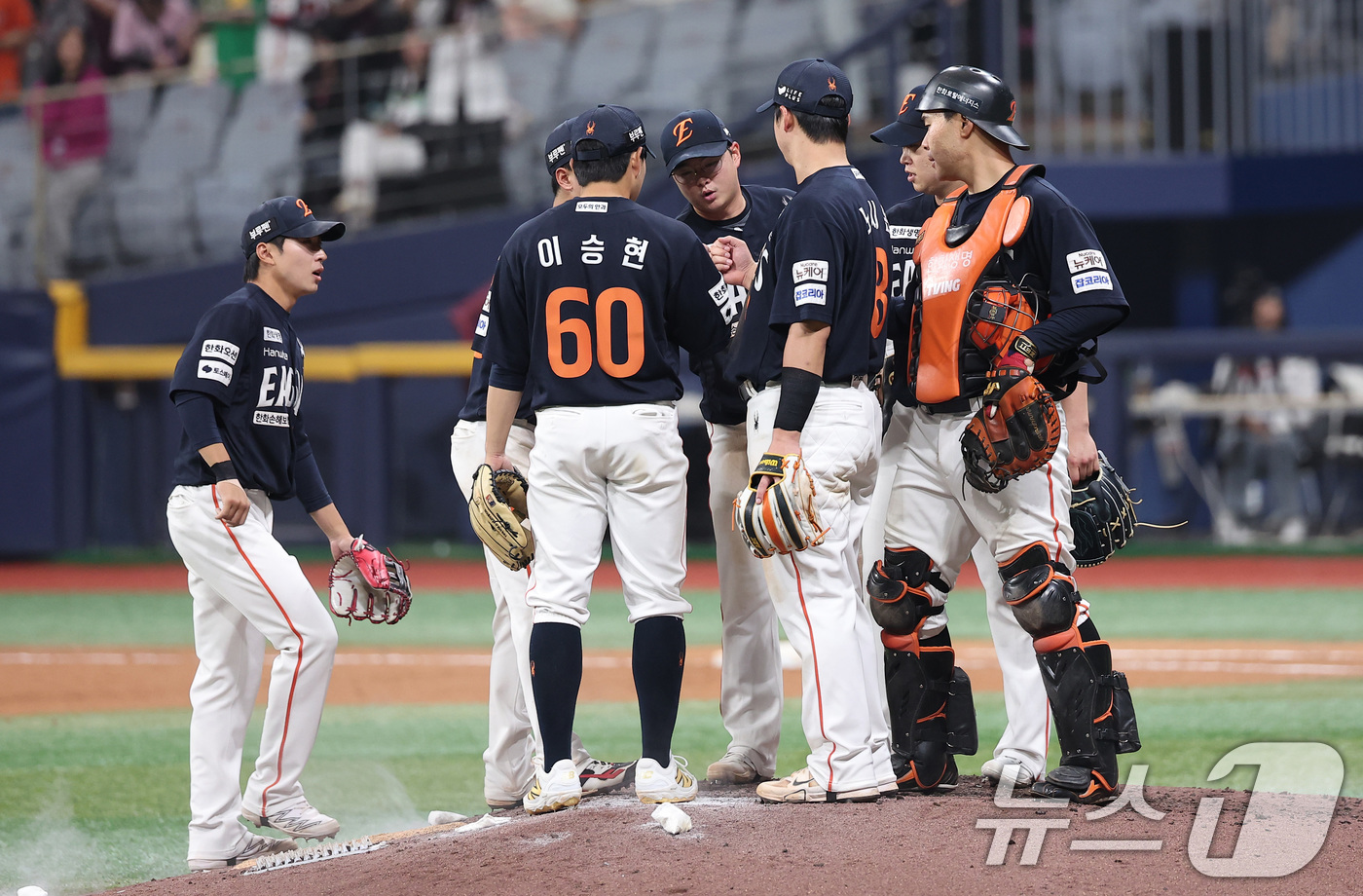 (서울=뉴스1) 김성진 기자 = 한화 선수들이 11일 서울 구로구 고척스카이돔에서 열린 '2025 신한 SOL뱅크 KBO리그' 한화 이글스와 키움 히어로즈의 경기에서 8-0으로 승 …