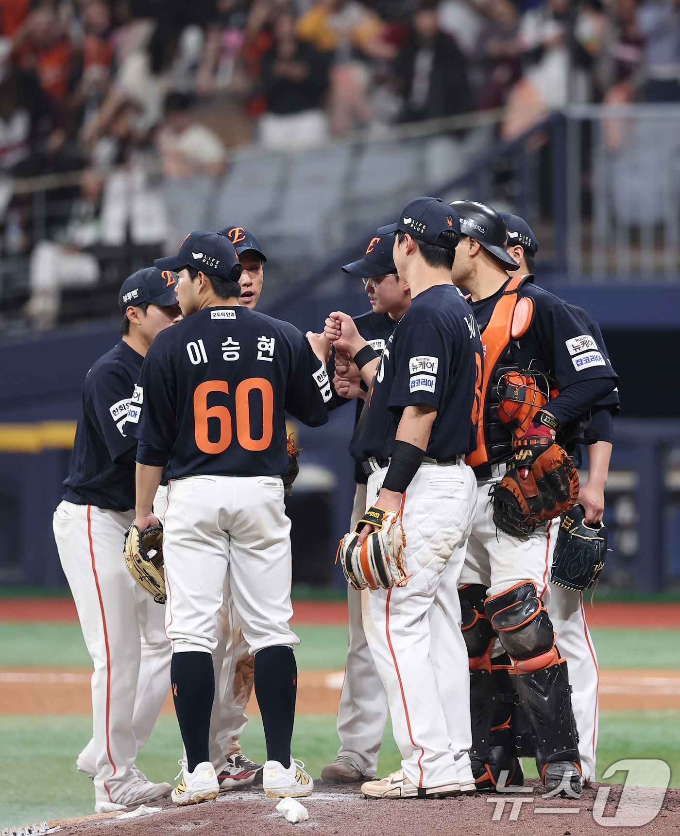 (서울=뉴스1) 김성진 기자 = 한화 선수들이 11일 서울 구로구 고척스카이돔에서 열린 '2025 신한 SOL뱅크 KBO리그' 한화 이글스와 키움 히어로즈의 경기에서 8-0으로 승 …