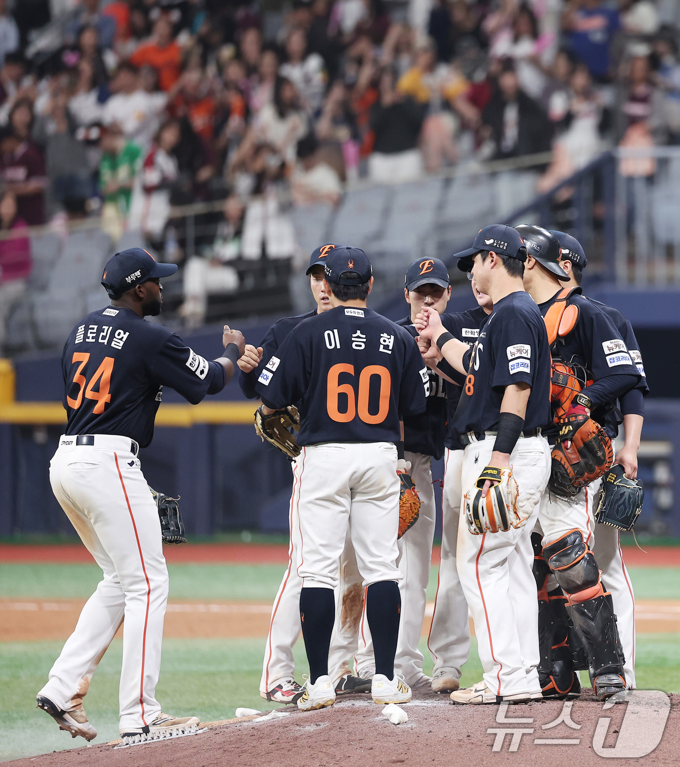(서울=뉴스1) 김성진 기자 = 한화 선수들이 11일 서울 구로구 고척스카이돔에서 열린 '2025 신한 SOL뱅크 KBO리그' 한화 이글스와 키움 히어로즈의 경기에서 8-0으로 승 …