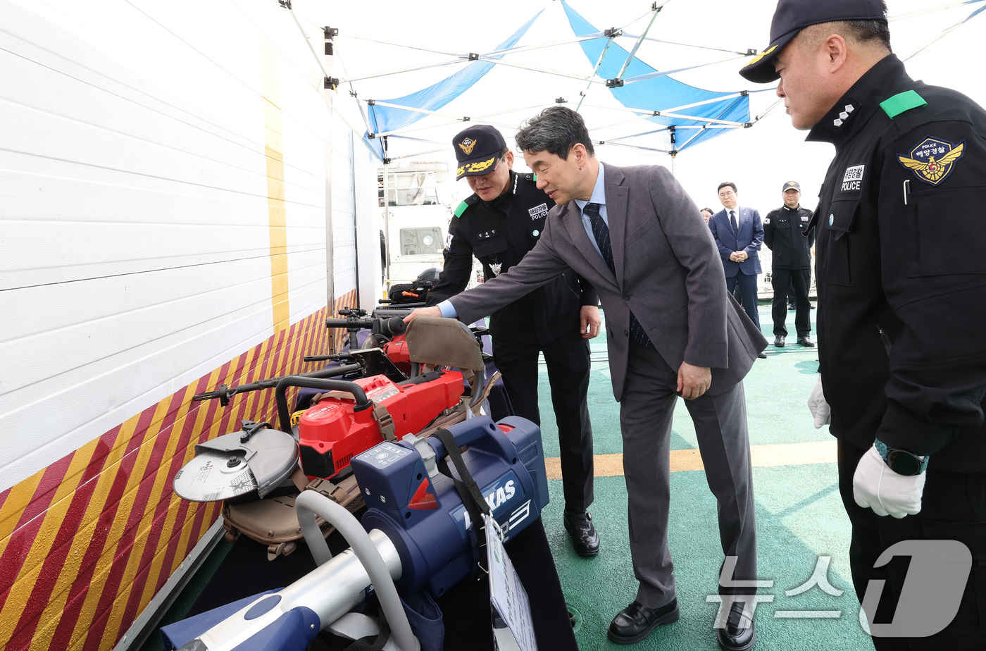 (서울=뉴스1) 임세영 기자 = 이주호 대통령 권한대행 부총리 겸 교육부 장관이 11일 인천 중구 서해5도 특별경비단 3005함을 방문, 봄철 꽃게 성어기를 맞아 강화된 불법조업 …