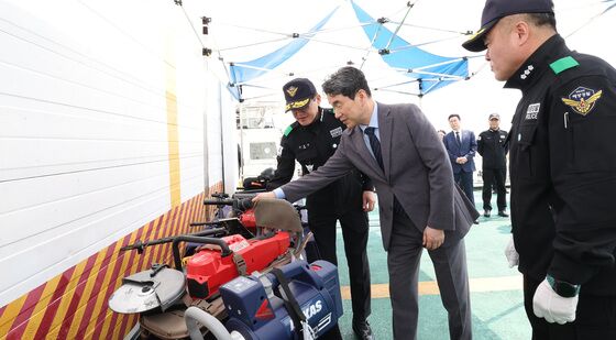 이주호 권한대행, 불법조업 단속 현장방문