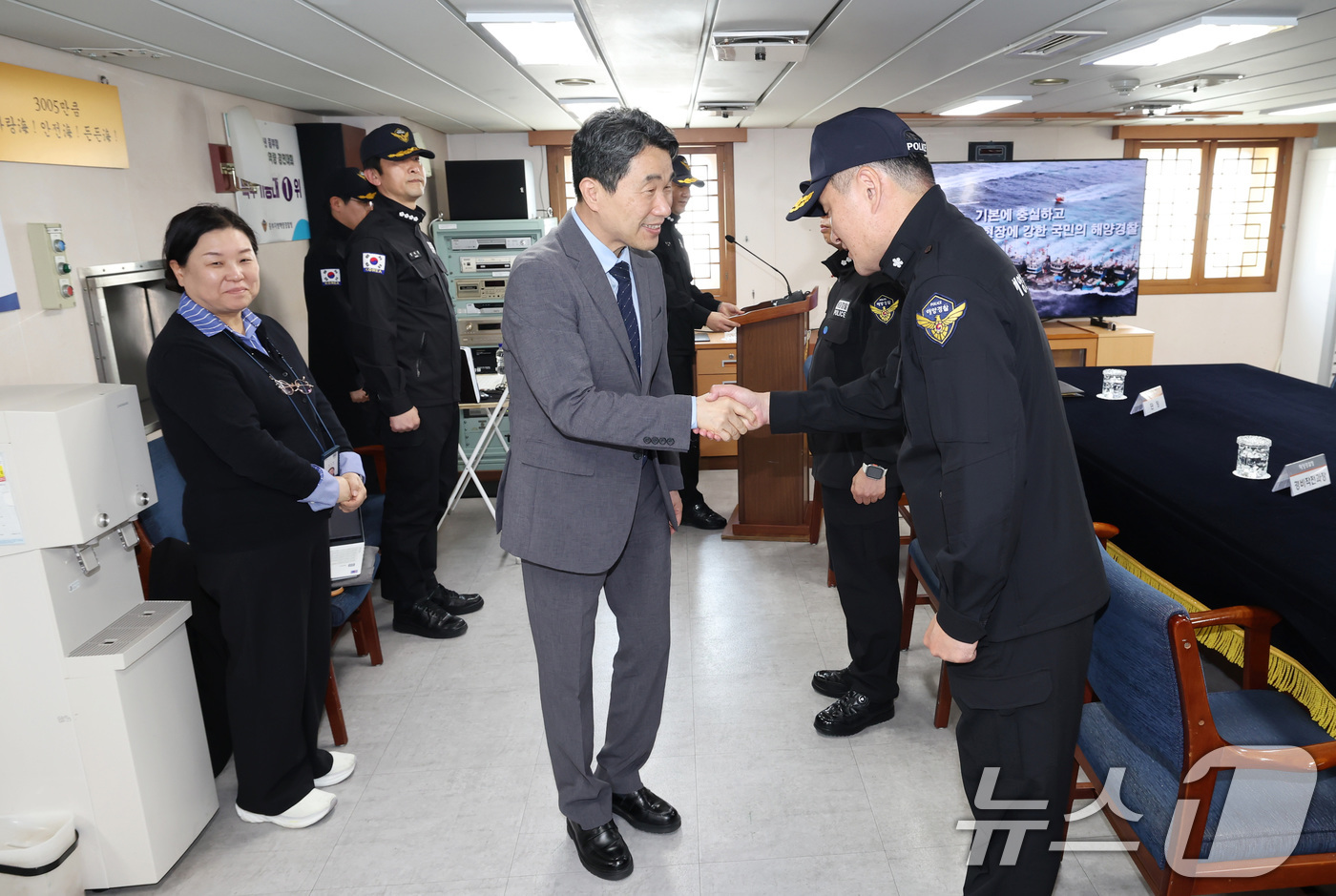 (서울=뉴스1) 임세영 기자 = 이주호 대통령 권한대행 부총리 겸 교육부 장관이 11일 인천 중구 서해5도 특별경비단 3005함을 방문, 봄철 꽃게 성어기를 맞아 강화된 불법조업 …