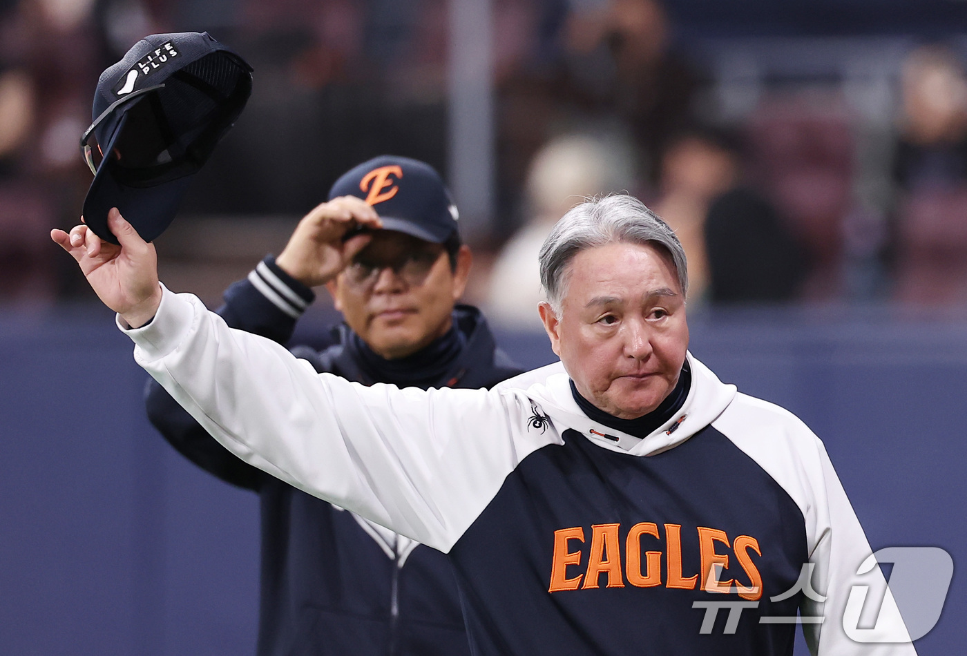 (서울=뉴스1) 김성진 기자 = 한화 김경문 감독과 양상문 투수코치가 11일 서울 구로구 고척스카이돔에서 열린 '2025 신한 SOL뱅크 KBO리그' 한화 이글스와 키움 히어로즈의 …