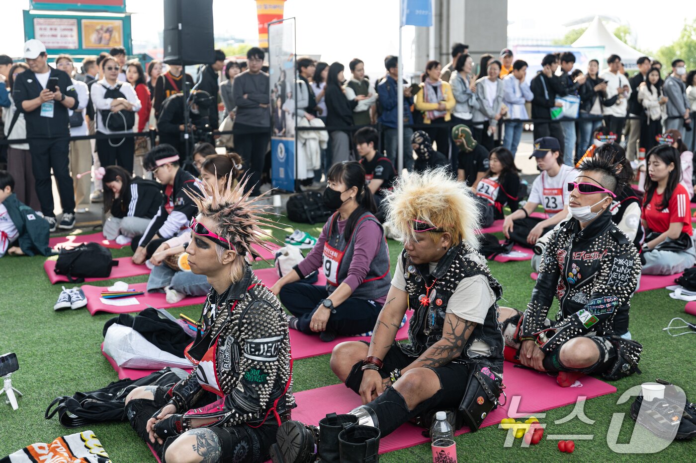 본문 이미지 - 11일 오후 서울 서초구 잠수교에서 열린 '2025 한강 멍때리기 대회' 참가자들이 멍하니 있다. 2025.5.11/뉴스1 ⓒ News1 이승배 기자