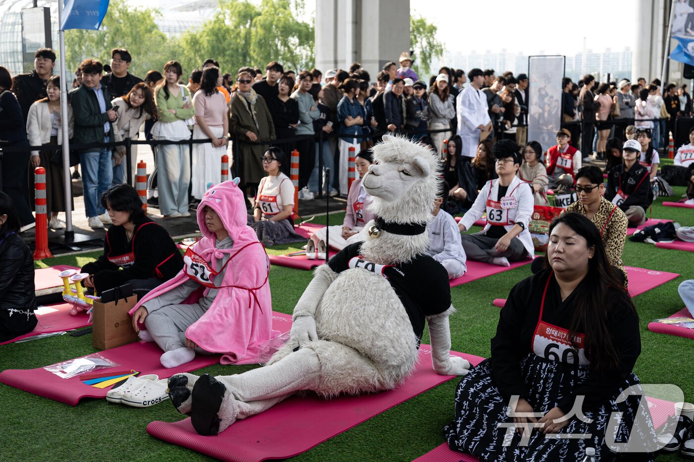 본문 이미지 - 11일 오후 서울 서초구 잠수교에서 열린 '2025 한강 멍때리기 대회' 참가자들이 멍하니 있다. 2025.5.11/뉴스1 ⓒ News1 이승배 기자