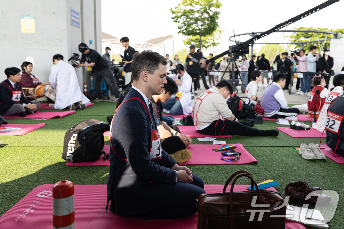 본문 이미지 - 11일 오후 서울 서초구 잠수교에서 열린 '2025 한강 멍때리기 대회' 참가자들이 멍하니 있다. 2025.5.11/뉴스1 ⓒ News1 이승배 기자