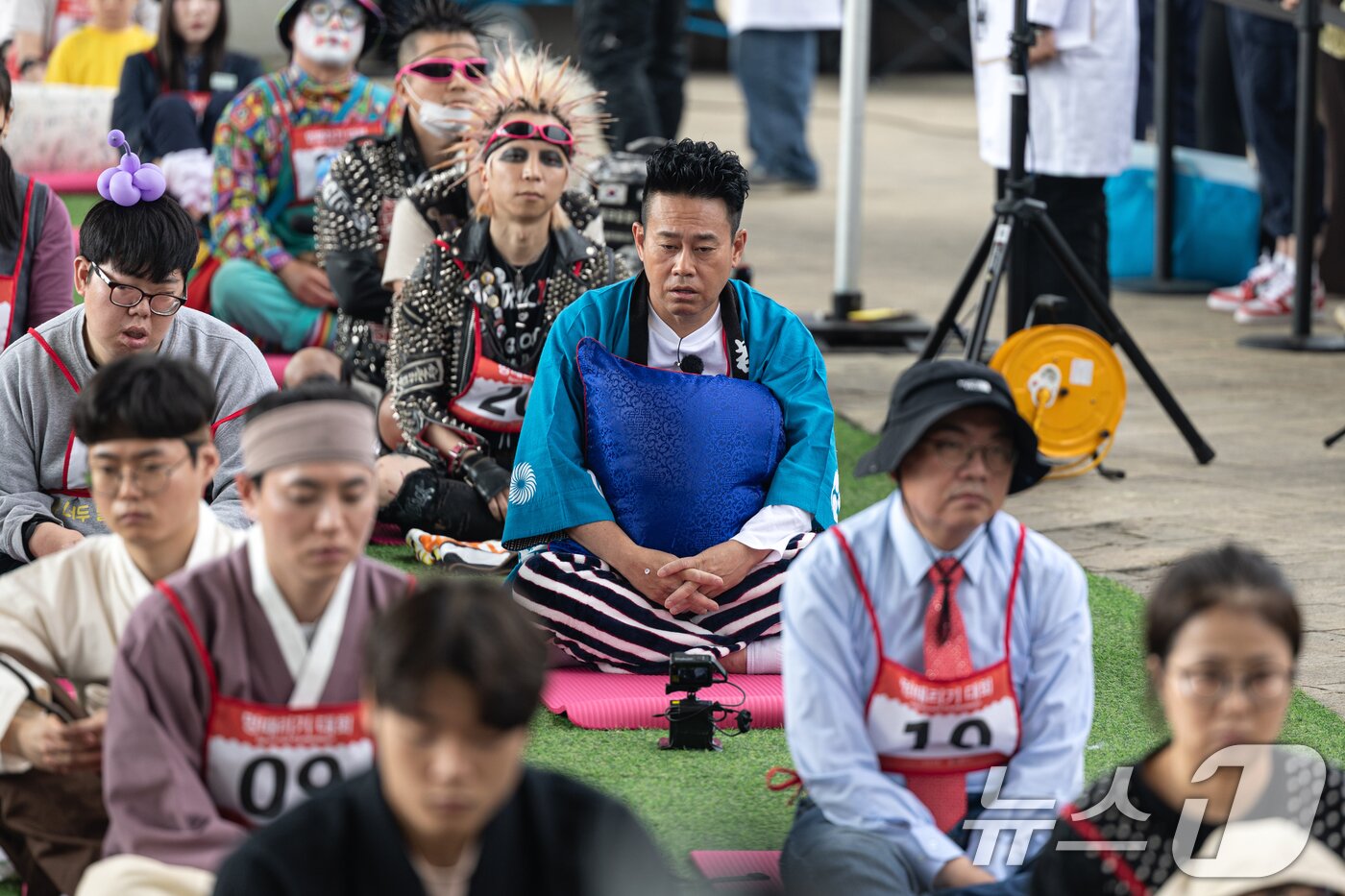 본문 이미지 - 11일 오후 서울 서초구 잠수교에서 열린 '2025 한강 멍때리기 대회' 참가자들이 멍하니 있다. 2025.5.11/뉴스1 ⓒ News1 이승배 기자