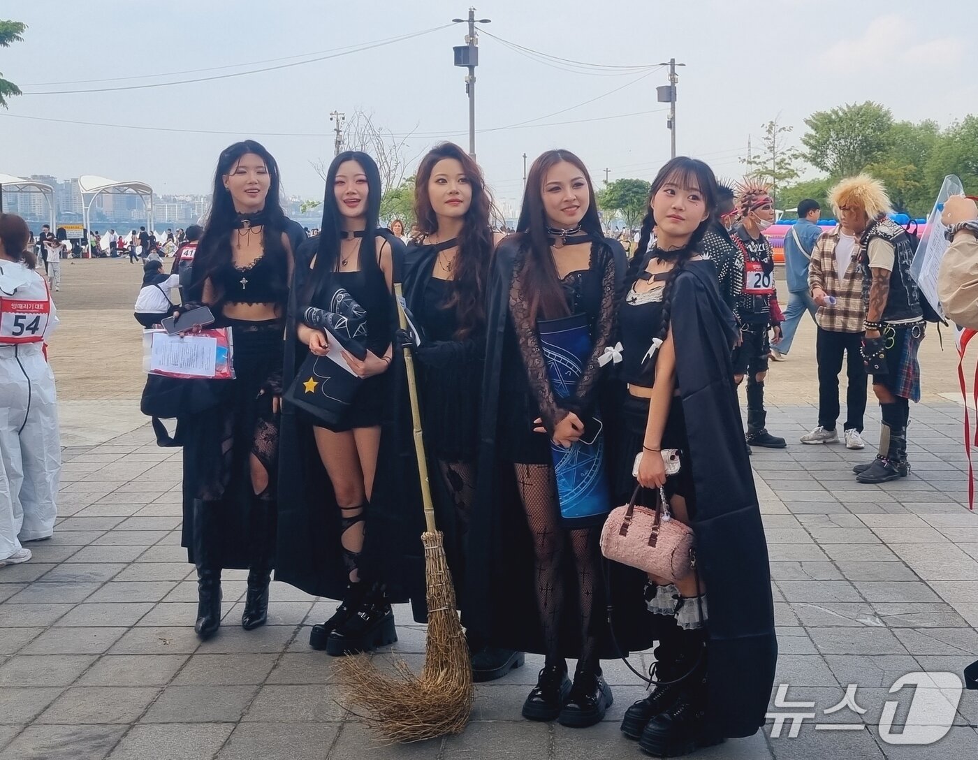 본문 이미지 - 5인조 걸그룹 '위치스'가 11일 오후 '2025 한강 멍때리기 대회'에 참가하기 위해 접수처에서 대기하고 있다.  2025.5.11/뉴스1 ⓒ News1 박혜연 기자