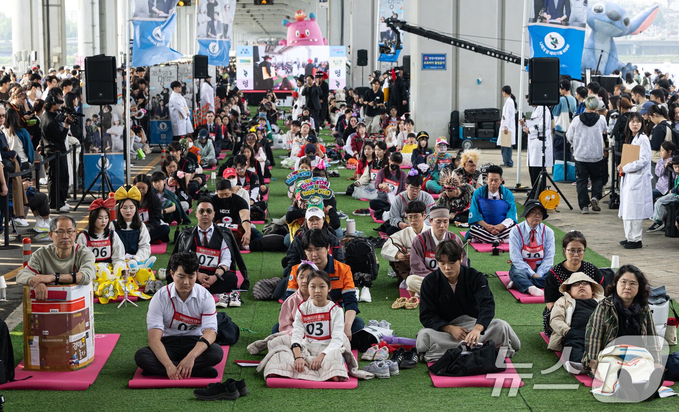 본문 이미지 - 11일 오후 서울 서초구 잠수교에서 열린 '2025 한강 멍때리기 대회' 참가자들이 멍하니 있다. 2025.5.11/뉴스1 ⓒ News1 이승배 기자