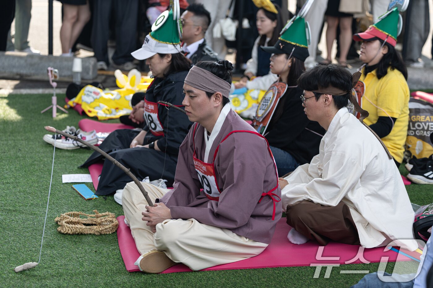본문 이미지 - 11일 오후 서울 서초구 잠수교에서 열린 '2025 한강 멍때리기 대회' 참가자들이 멍하니 있다. 2025.5.11/뉴스1 ⓒ News1 이승배 기자