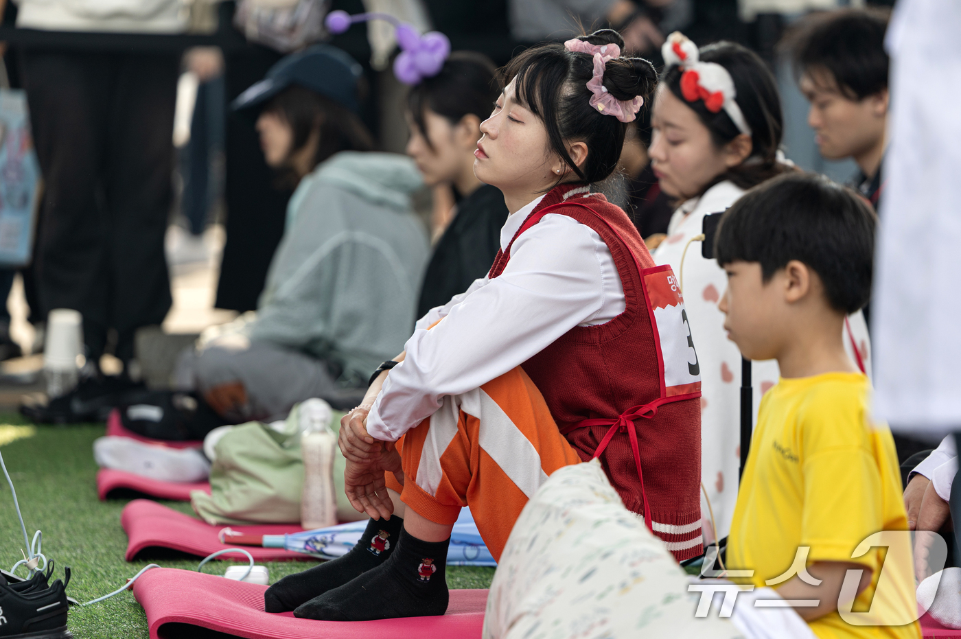 (서울=뉴스1) 이승배 기자 = 11일 오후 서울 서초구 잠수교에서 열린 '2025 한강 멍때리기 대회' 참가자들이 멍하니 있다. 2025.5.11/뉴스1