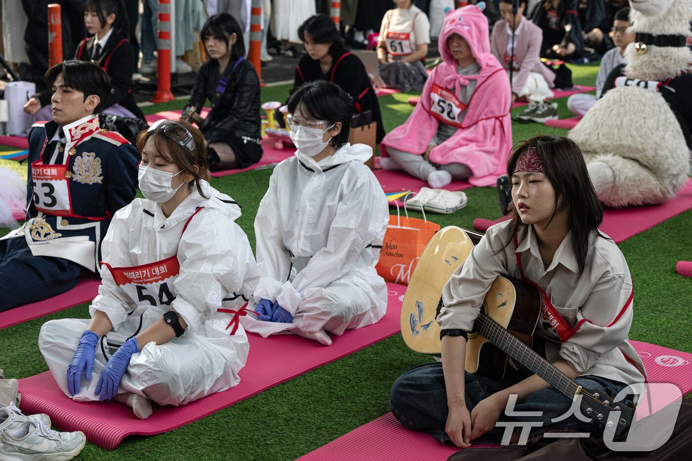 본문 이미지 - 11일 오후 서울 서초구 잠수교에서 열린 '2025 한강 멍때리기 대회' 참가자들이 멍하니 있다. 2025.5.11/뉴스1 ⓒ News1 이승배 기자
