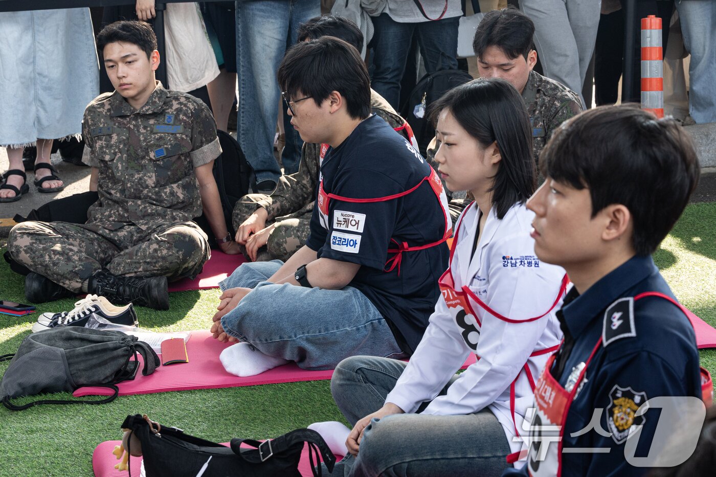 본문 이미지 - 11일 오후 서울 서초구 잠수교에서 열린 '2025 한강 멍때리기 대회' 참가자들이 멍하니 있다. 2025.5.11/뉴스1 ⓒ News1 이승배 기자