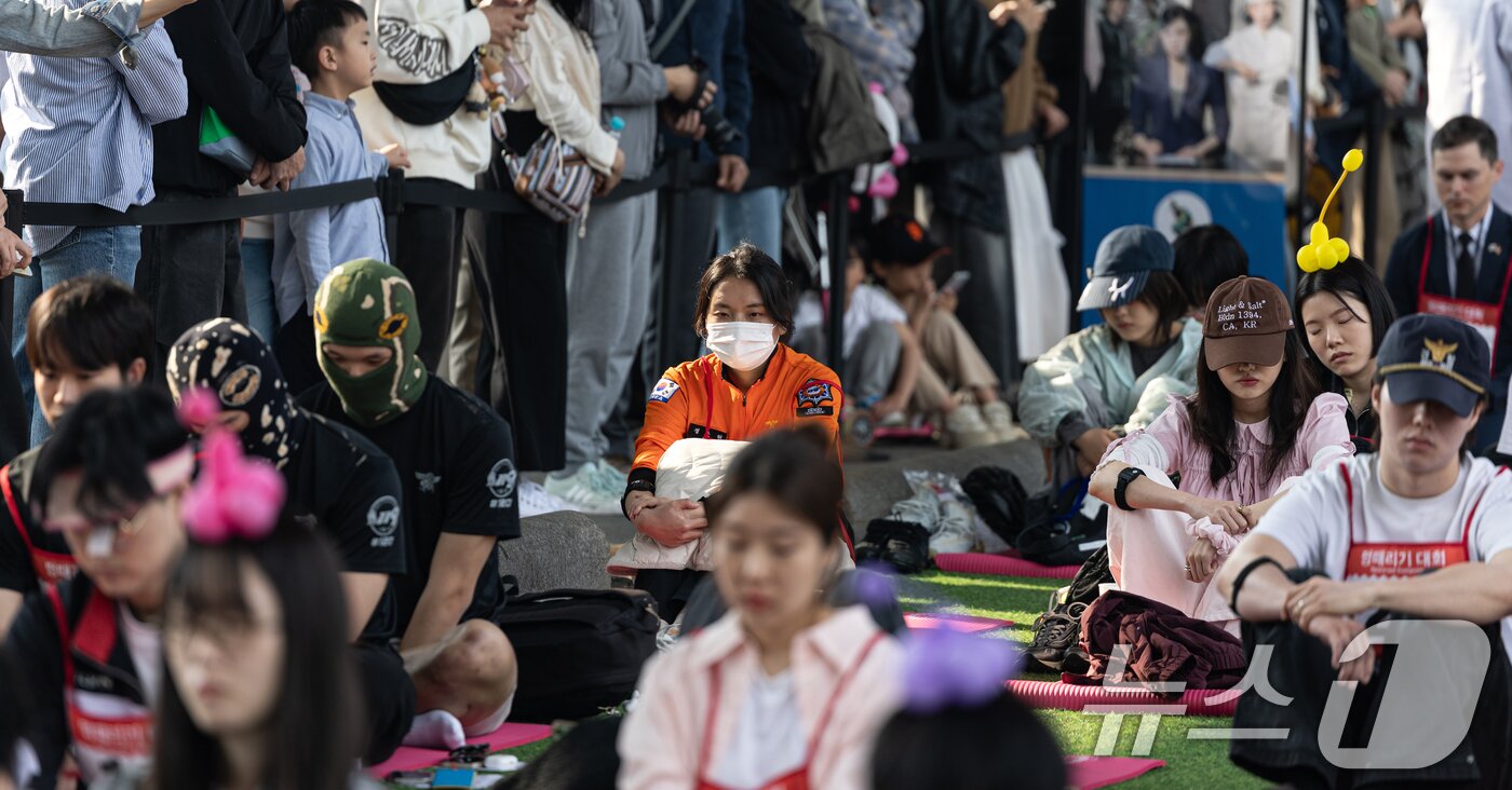 본문 이미지 - 11일 오후 서울 서초구 잠수교에서 열린 '2025 한강 멍때리기 대회' 참가자들이 멍하니 있다. 2025.5.11/뉴스1 ⓒ News1 이승배 기자