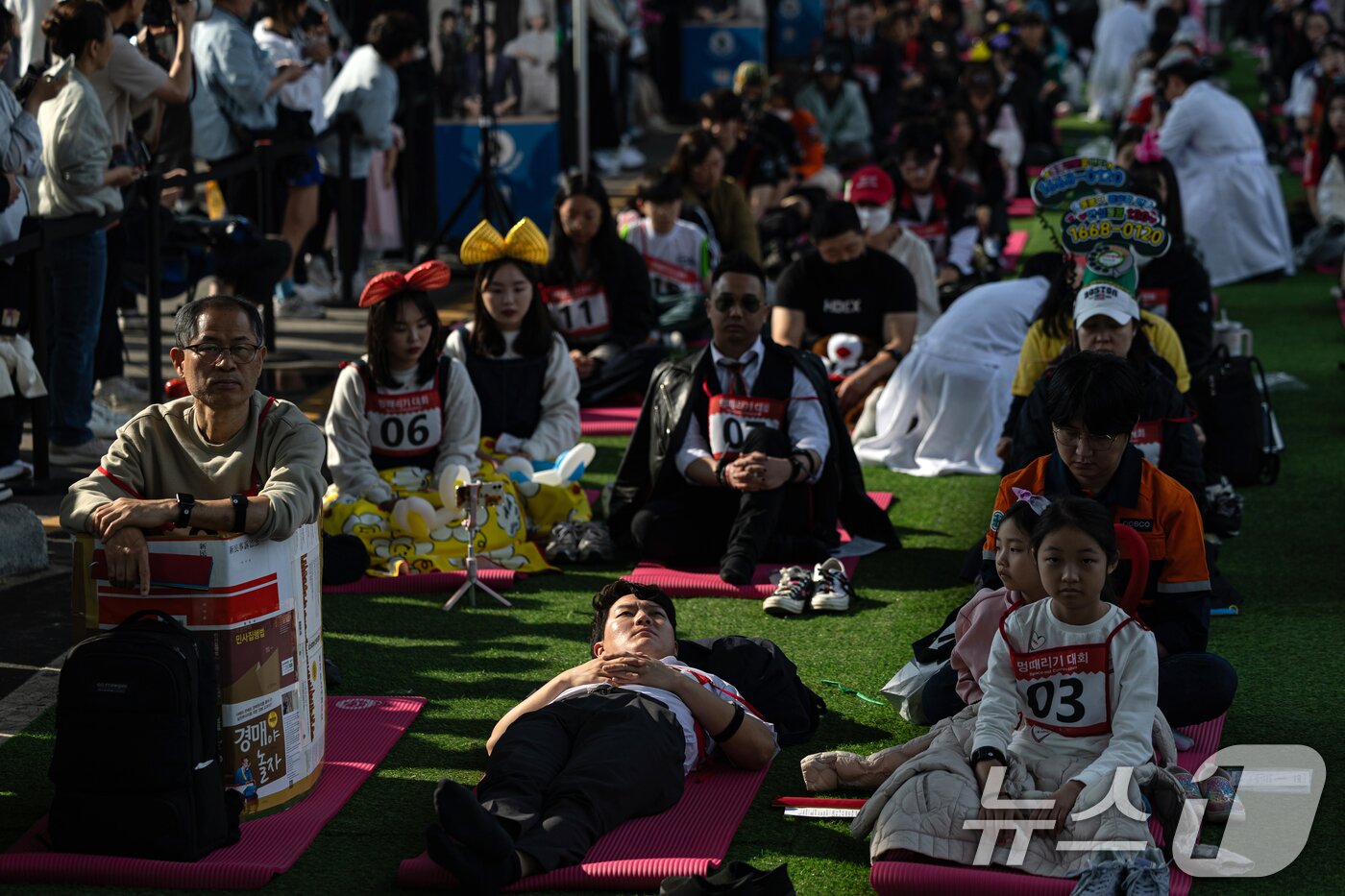 본문 이미지 - 11일 오후 서울 서초구 잠수교에서 열린 '2025 한강 멍때리기 대회' 참가자들이 멍하니 있다. ⓒ News1 이승배 기자