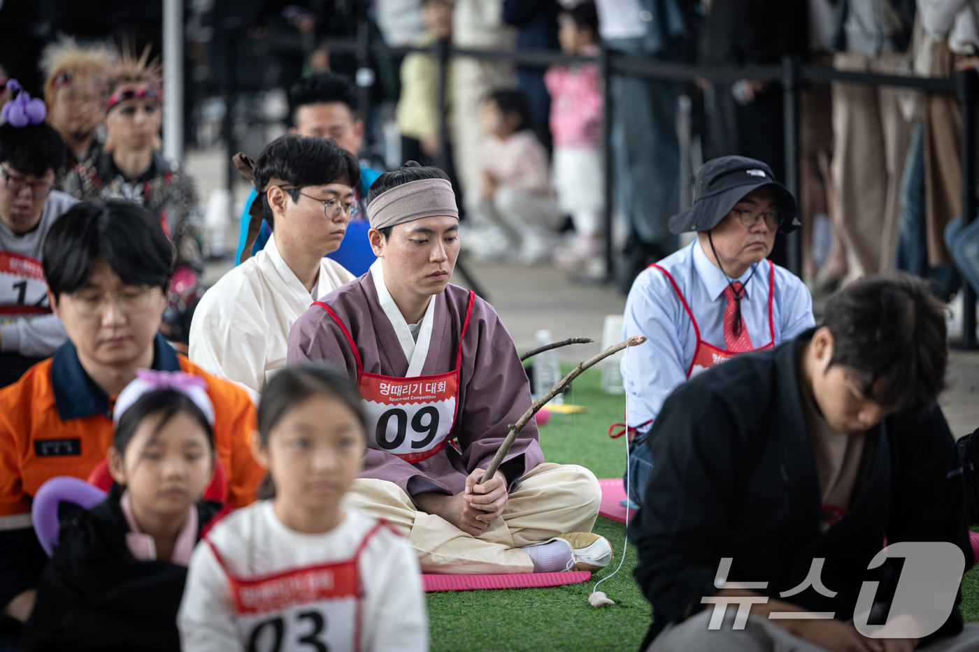 (서울=뉴스1) 이승배 기자 = 11일 오후 서울 서초구 잠수교에서 열린 '2025 한강 멍때리기 대회' 참가자들이 멍하니 있다. 2025.5.11/뉴스1