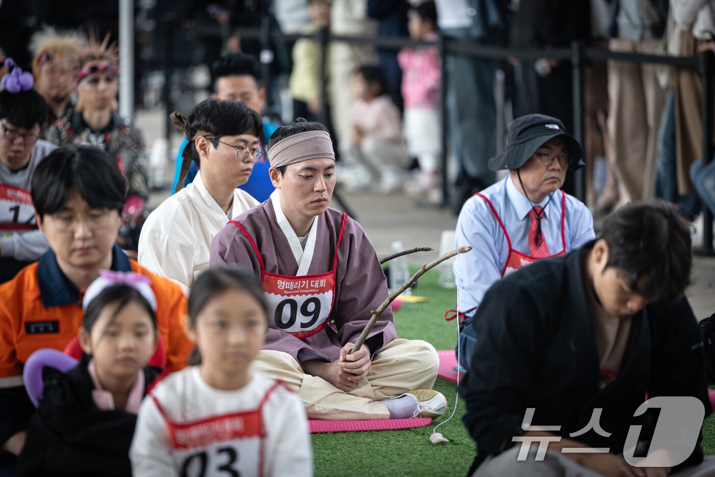 본문 이미지 - 11일 오후 서울 서초구 잠수교에서 열린 '2025 한강 멍때리기 대회' 참가자들이 멍하니 있다. ⓒ News1 이승배 기자
