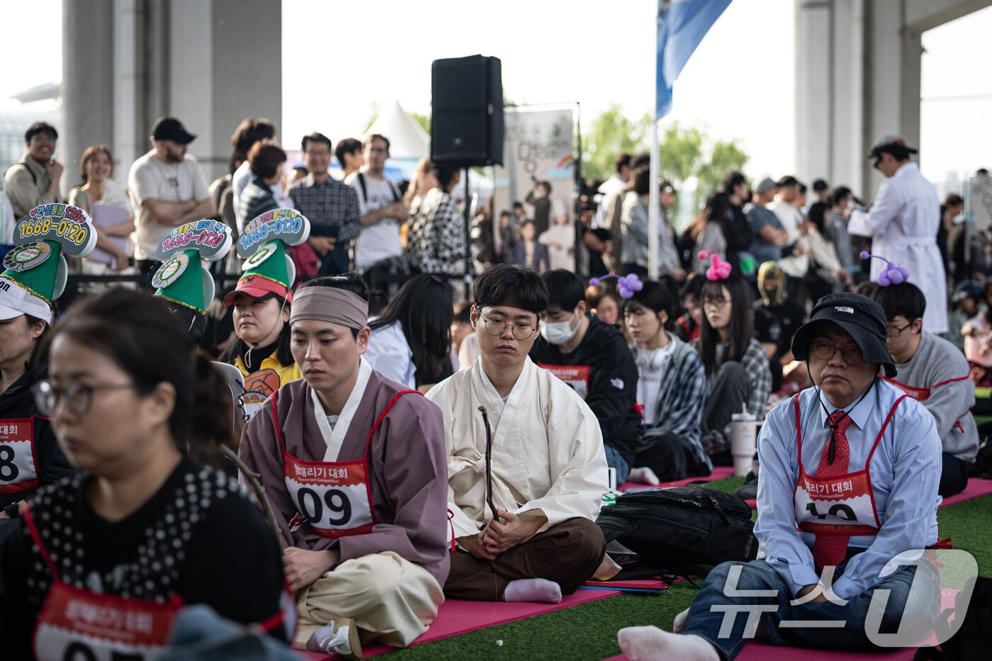 본문 이미지 - 11일 오후 서울 서초구 잠수교에서 열린 '2025 한강 멍때리기 대회' 참가자들이 멍하니 있다. ⓒ News1 이승배 기자