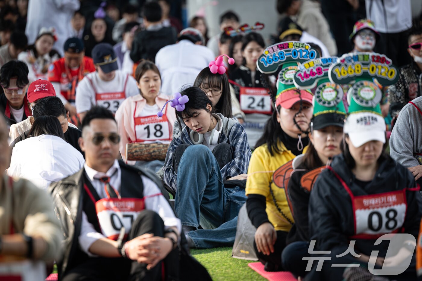 본문 이미지 - 11일 오후 서울 서초구 잠수교에서 열린 '2025 한강 멍때리기 대회' 참가자들이 멍하니 있다. ⓒ News1 이승배 기자