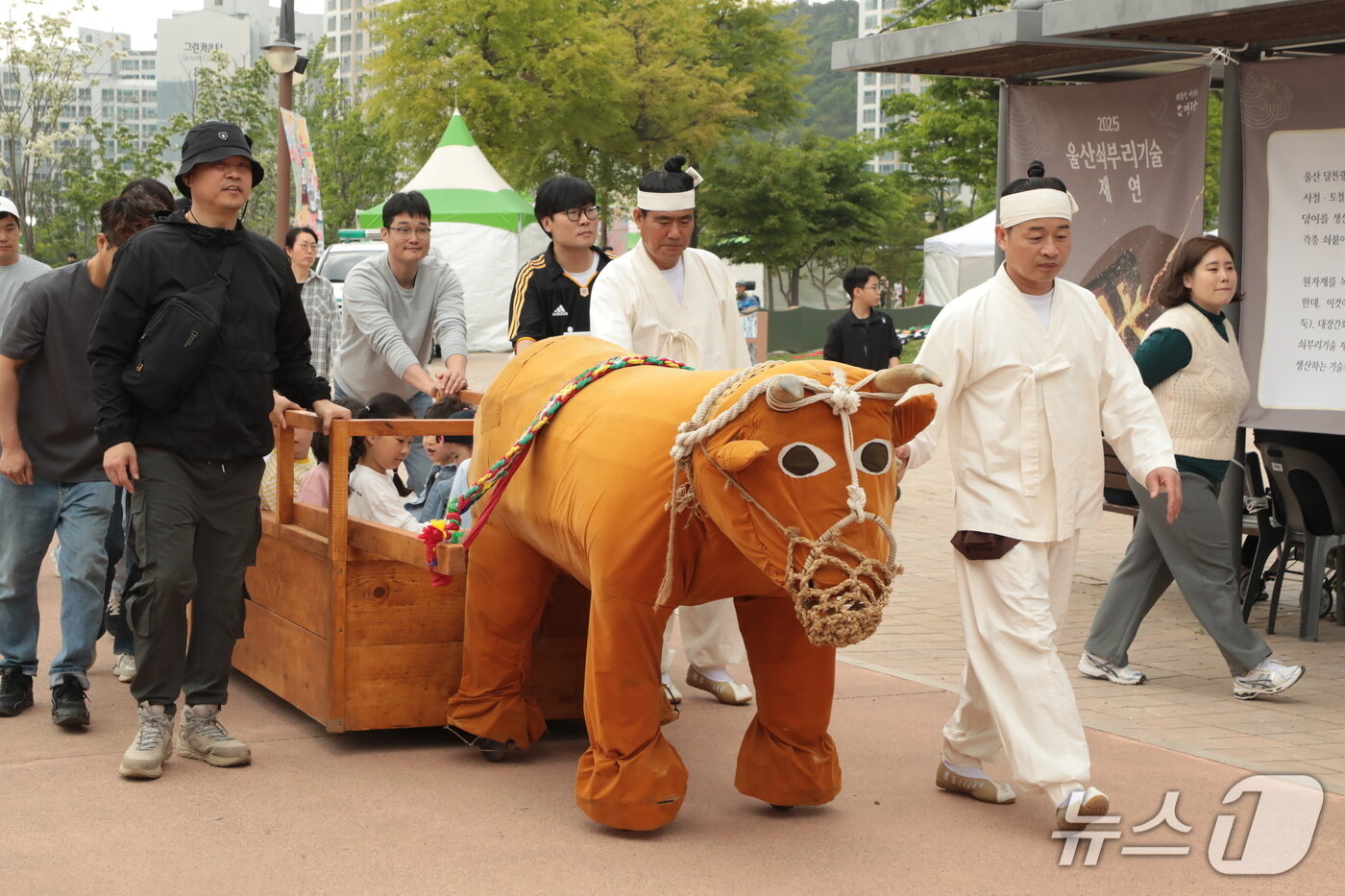 본문 이미지 - ‘울산쇠부리축제’가 11일 울산 북구 달천철장에서 열렸다. 사진은 아이들이 소달구지 체험을 하는 모습.2025.5.11./뉴스1 김세은 기자