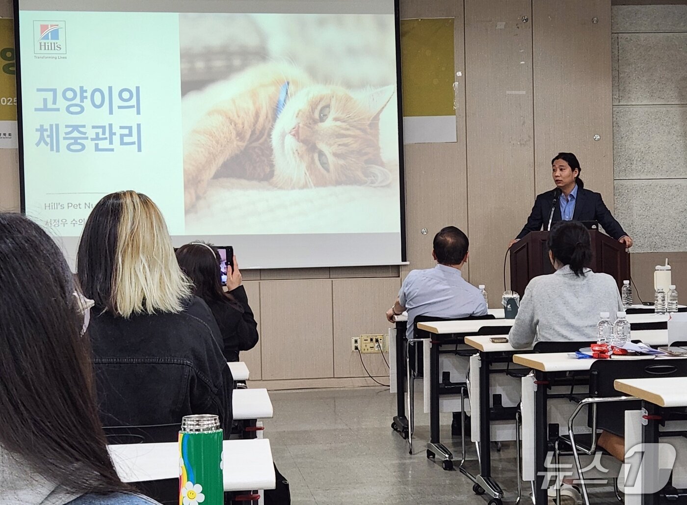 본문 이미지 - 서정우 힐스코리아 수의사가 고양이의 체중관리를 주제로 발표하고 있다. ⓒ 뉴스1 한송아 기자