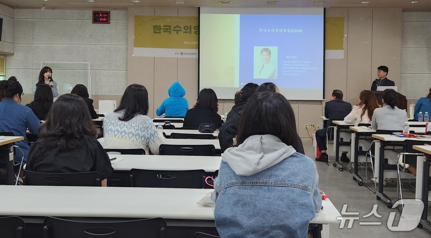 본문 이미지 - 인사말을 전하는 양철호 한국수의영양학회 회장&#40;오른쪽&#41;과 세미나 사회를 맡은 김효진 24시센트럴동물메디컬센터 원장 ⓒ 뉴스1 한송아 기자