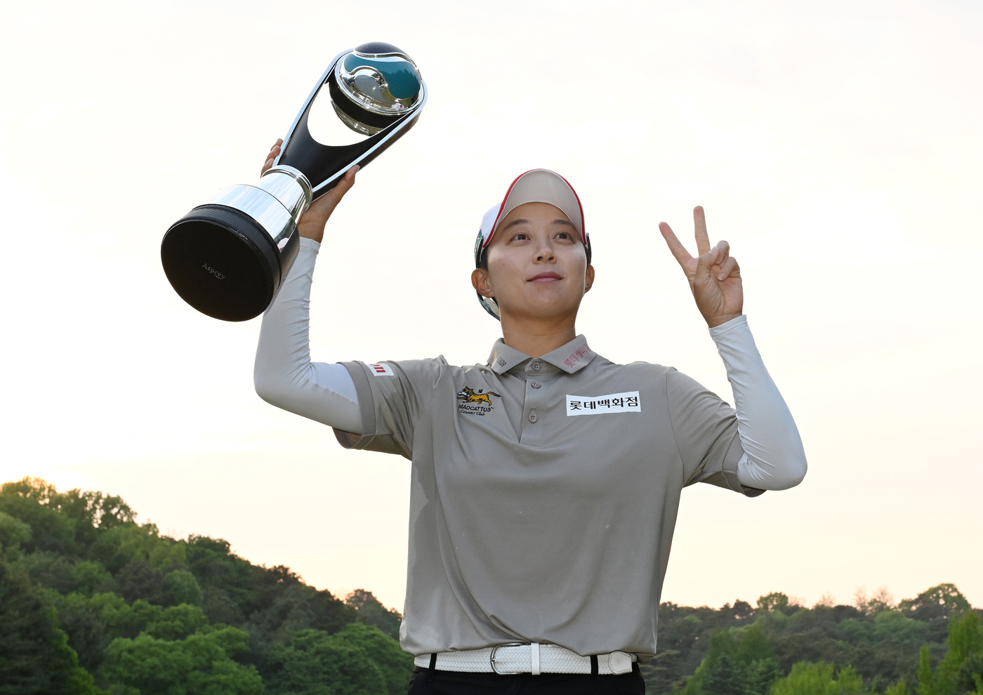 (서울=뉴스1) = 11일 경기도 고양시 뉴코리아CC에서 열린 '레이디스 유러피언투어(LET) 아람코 챔피언십' 최종라운드에서 우승을 차지한 김효주가 트로피를 들고 기념촬영을 하고 …